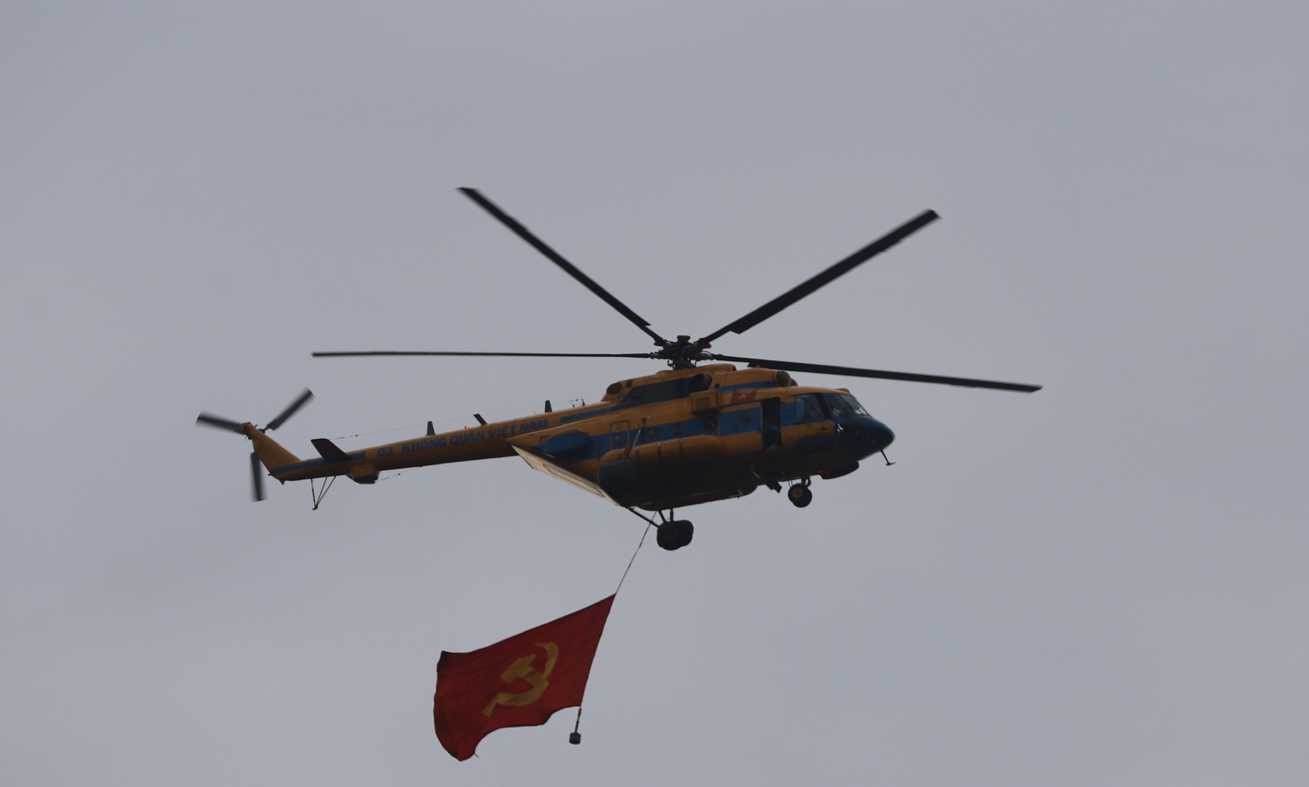 Mãn nhãn hình ảnh trực thăng kéo cờ, tiêm kích thả đạn nhiễu trên bầu trời Ba Đình- Ảnh 4. Mãn nhãn hình ảnh trực thăng kéo cờ, tiêm kích thả đạn nhiễu trên bầu trời Ba Đình- Ảnh 4.