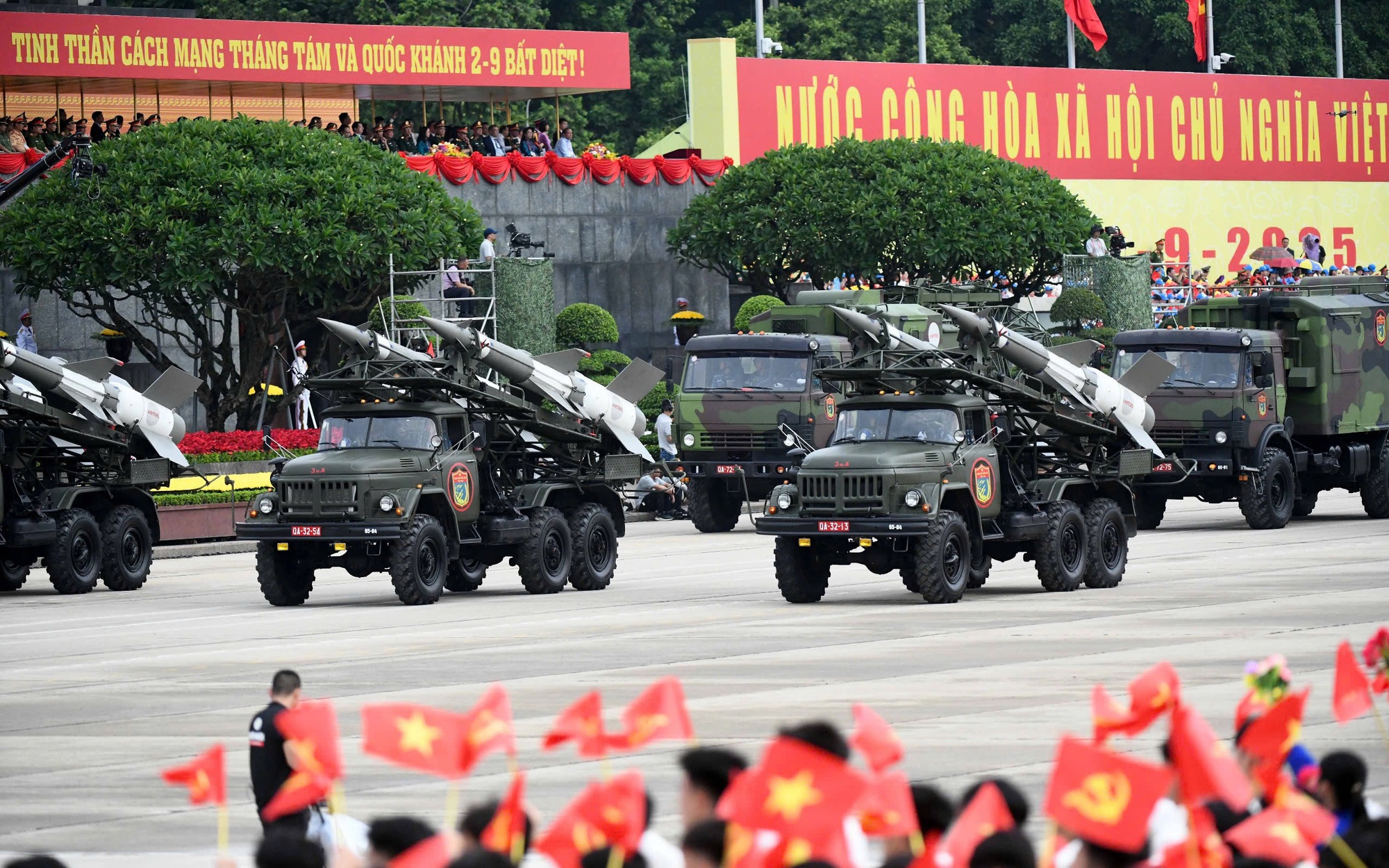 Mãn nhãn hình ảnh trực thăng kéo cờ, tiêm kích thả đạn nhiễu trên bầu trời Ba Đình- Ảnh 2. Toàn cảnh tổng duyệt diễu binh, diễu hành, sẵn sàng cho đại lễ 2/9