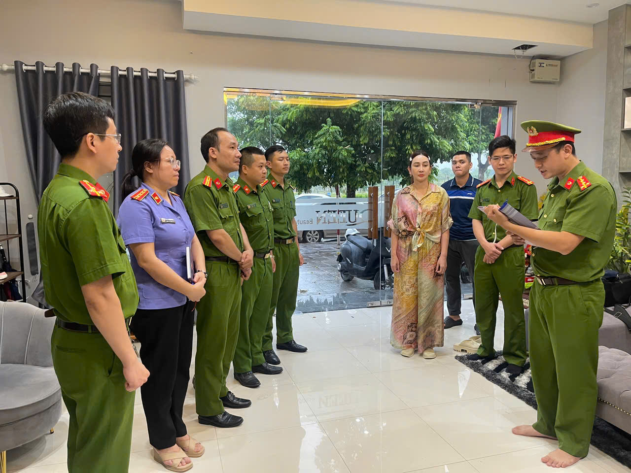 Thanh H&oacute;a: Tr&ugrave;m giang hồ Vi "ngộ" c&ugrave;ng vợ bị khởi tố tội trốn thuế- Ảnh 1.