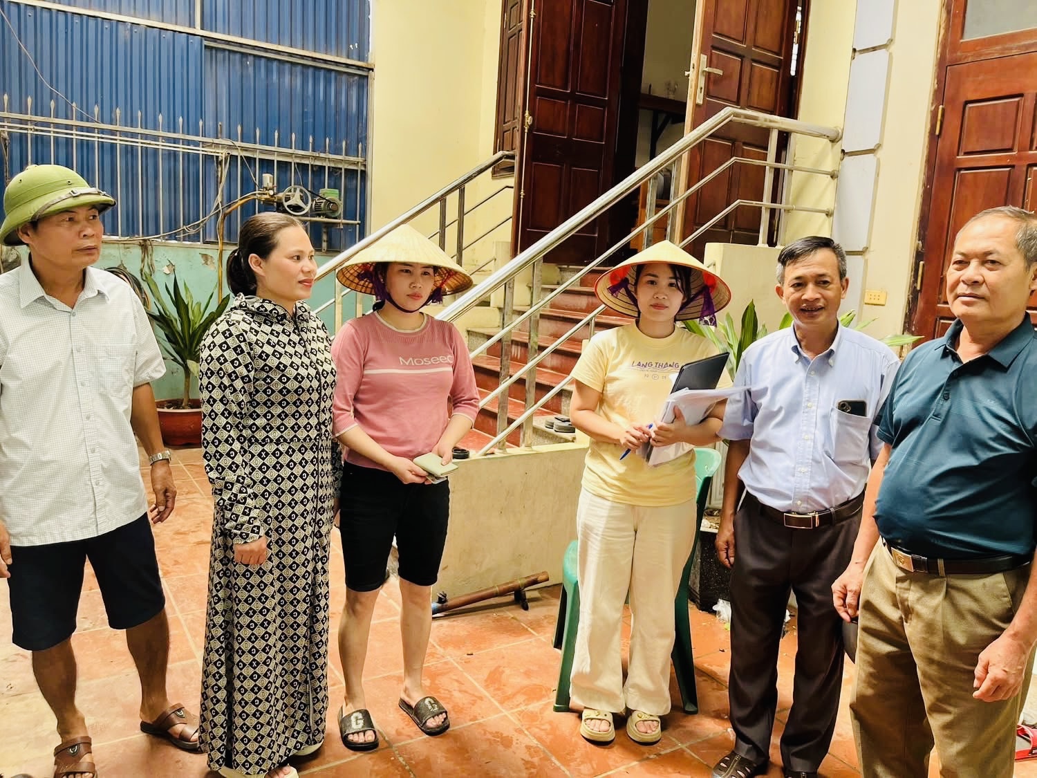 Hà Nội: Xã ven đô khắc phục hậu quả giông lốc khiến cây đổ ngổn ngang, nhà tốc mái- Ảnh 15. Hà Nội: Xã ven đô khắc phục hậu quả giông lốc khiến cây đổ ngổn ngang, nhà tốc mái- Ảnh 15.