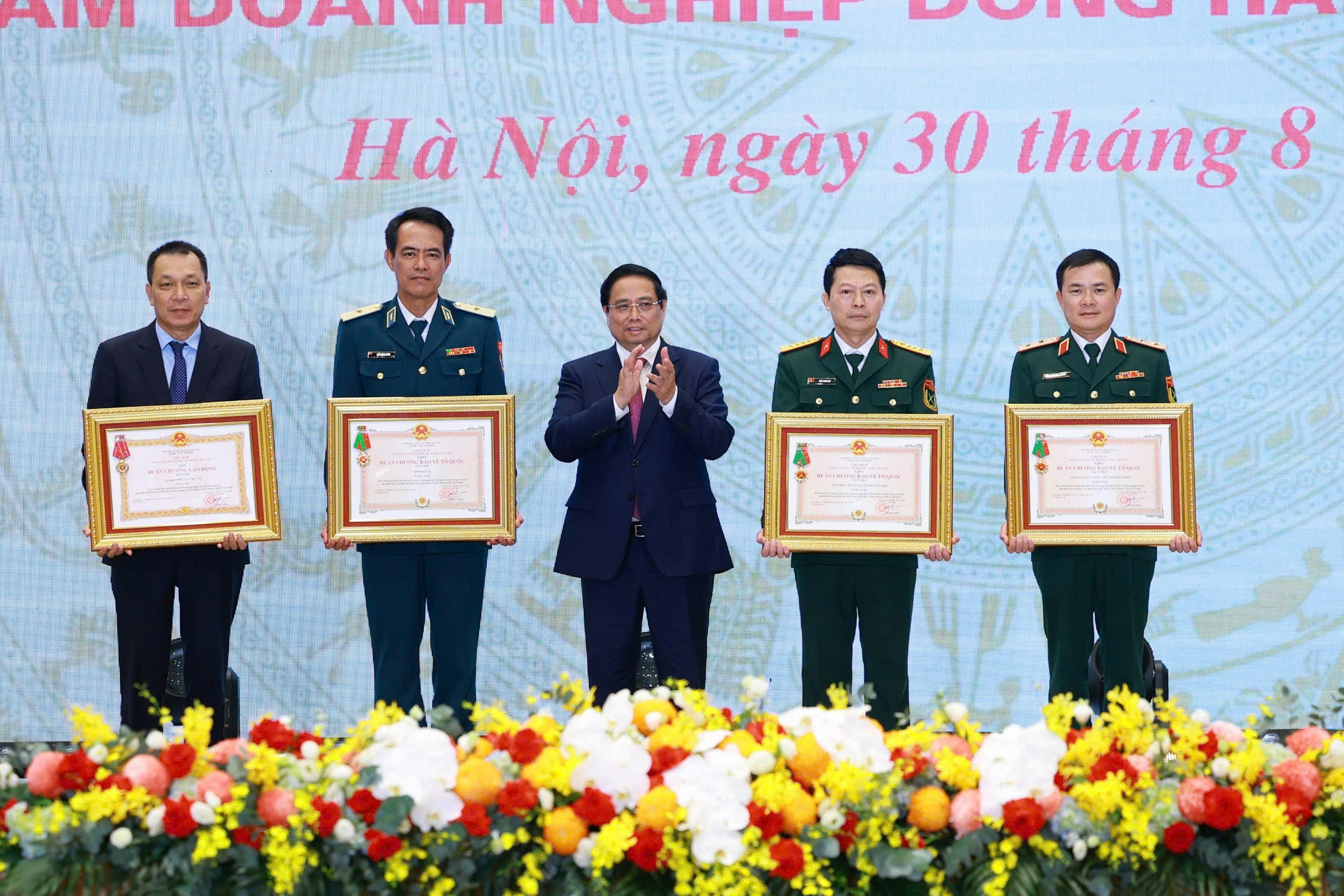 MB vinh dự nhận Hu&acirc;n chương Bảo vệ Tổ quốc hạng Nhất- Ảnh 2.