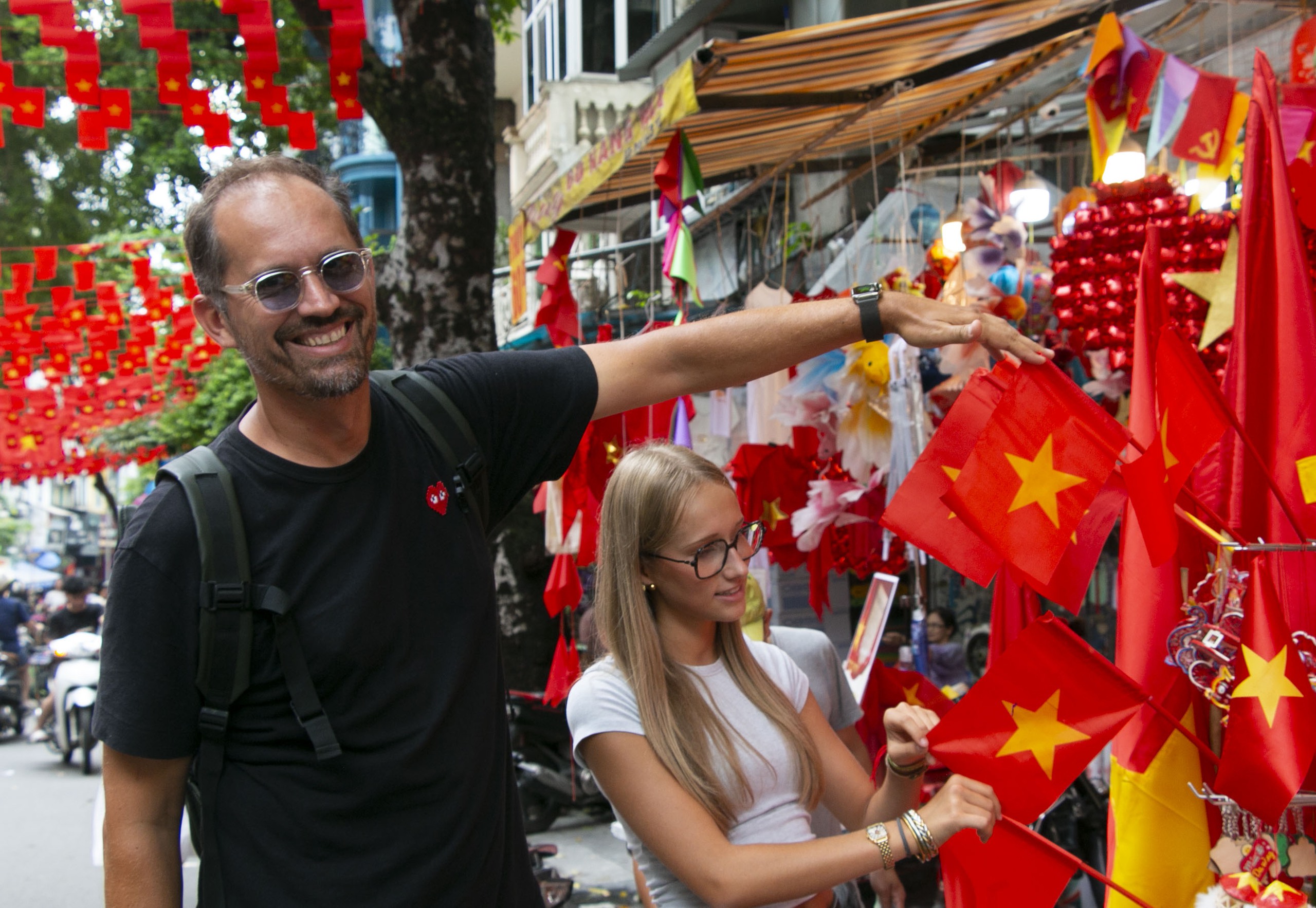 Du khách quốc tế hòa mình vào không khí 2/9 ở Hà Nội- Ảnh 3. Du khách quốc tế hòa mình vào không khí 2/9 ở Hà Nội- Ảnh 3.