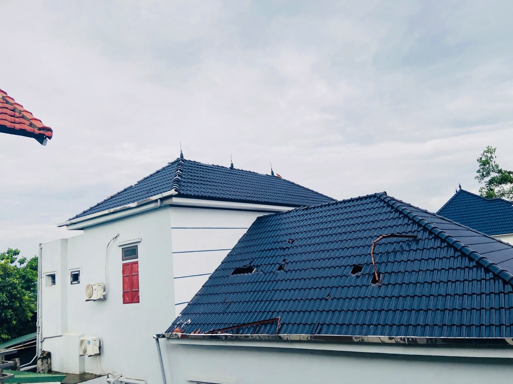 Hà Nội: Xã ven đô khắc phục hậu quả giông lốc khiến cây đổ ngổn ngang, nhà tốc mái- Ảnh 4. Hà Nội: Xã ven đô khắc phục hậu quả giông lốc khiến cây đổ ngổn ngang, nhà tốc mái- Ảnh 4.