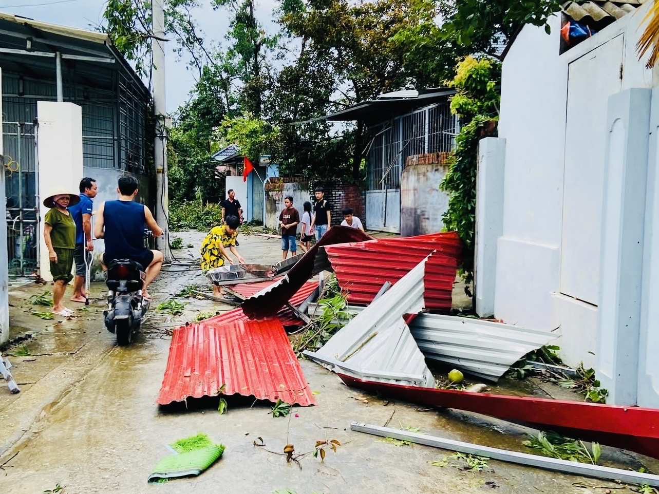 Hà Nội: Xã ven đô khắc phục hậu quả giông lốc khiến cây đổ ngổn ngang, nhà tốc mái- Ảnh 5. Hà Nội: Xã ven đô khắc phục hậu quả giông lốc khiến cây đổ ngổn ngang, nhà tốc mái- Ảnh 5.