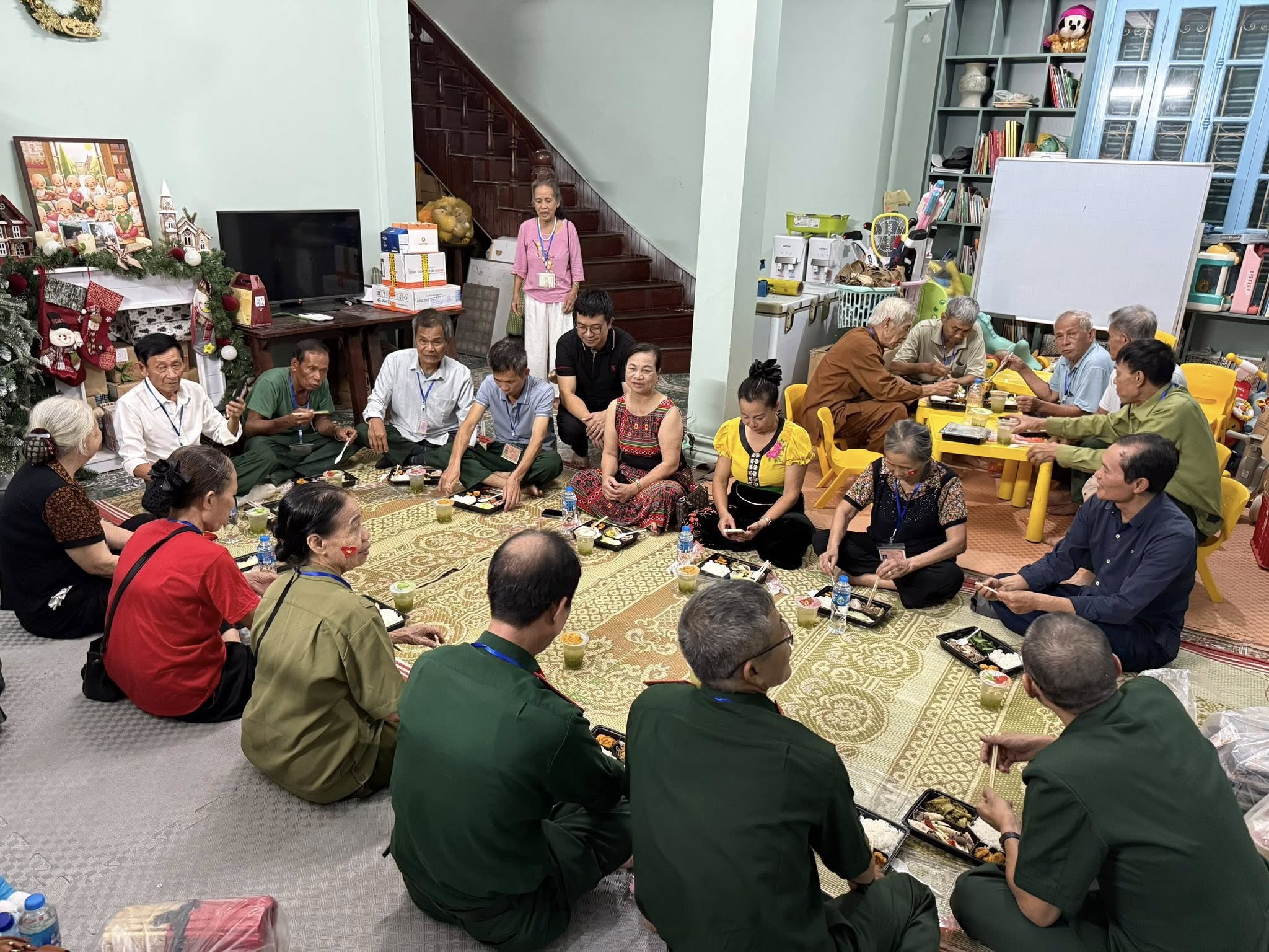 Cảm động những người d&acirc;n H&agrave; Nội mở rộng cửa, đ&oacute;n cựu chiến binh, b&agrave; con ở miễn ph&iacute; dịp 2/9- Ảnh 2.