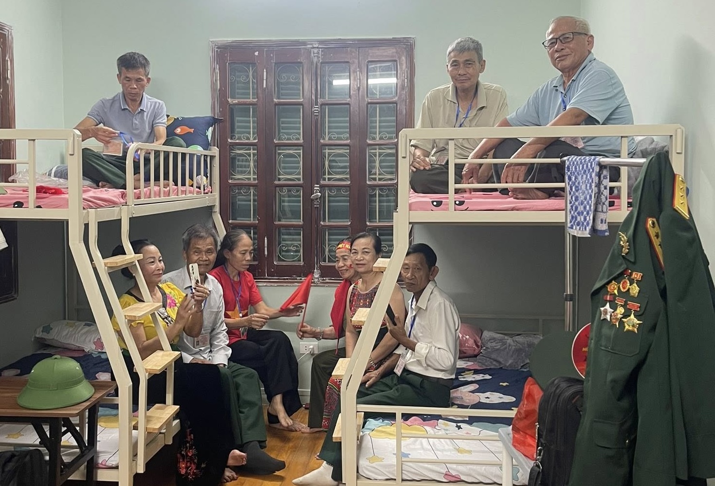 Cảm động những người d&acirc;n H&agrave; Nội mở rộng cửa, đ&oacute;n cựu chiến binh, b&agrave; con ở miễn ph&iacute; dịp 2/9- Ảnh 1.