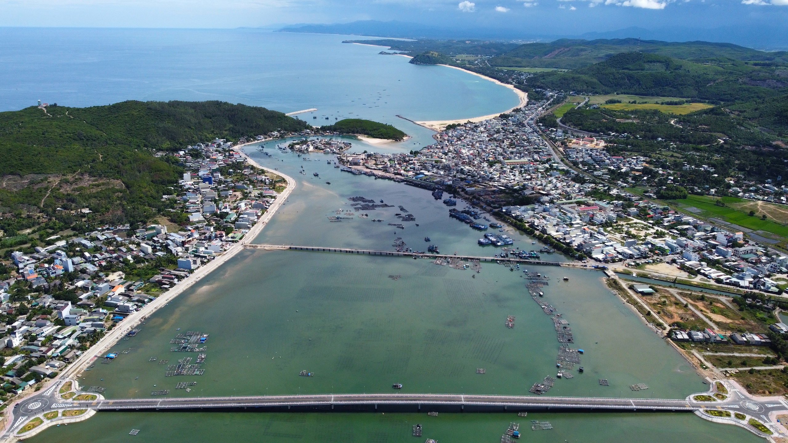 Quảng Ngãi công bố danh mục đô thị sau sáp nhập- Ảnh 1. Quảng Ngãi công bố danh mục đô thị sau sáp nhập- Ảnh 1.