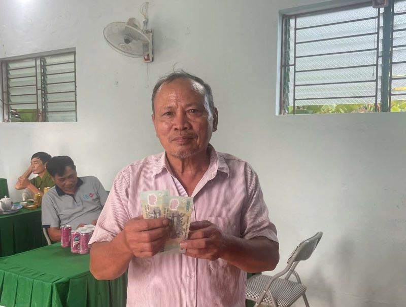 Cụ ông 92 tuổi ở Thanh Hóa vui mừng nhận quà Quốc khánh- Ảnh 2. Cụ ông 92 tuổi ở Thanh Hóa vui mừng nhận quà Quốc khánh- Ảnh 2.