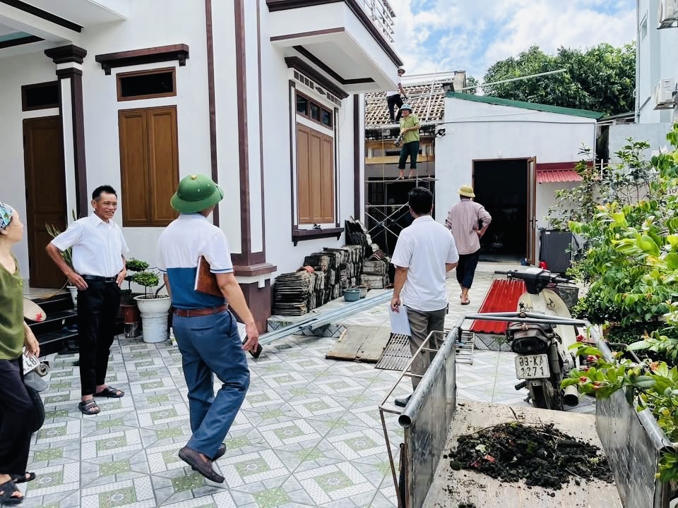 Hà Nội: Xã ven đô khắc phục hậu quả giông lốc khiến cây đổ ngổn ngang, nhà tốc mái- Ảnh 6. Hà Nội: Xã ven đô khắc phục hậu quả giông lốc khiến cây đổ ngổn ngang, nhà tốc mái- Ảnh 6.