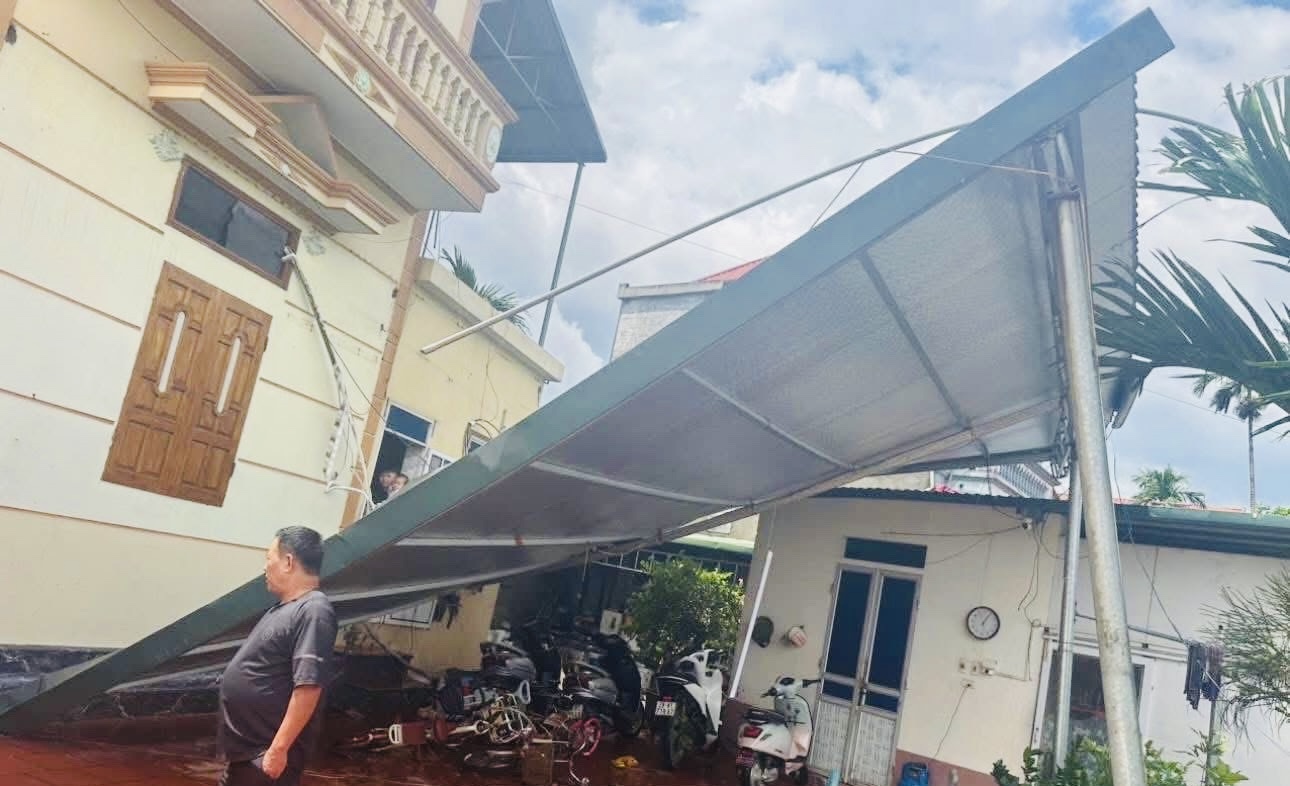 Hà Nội: Xã ven đô khắc phục hậu quả giông lốc khiến cây đổ ngổn ngang, nhà tốc mái- Ảnh 2. Hà Nội: Xã ven đô khắc phục hậu quả giông lốc khiến cây đổ ngổn ngang, nhà tốc mái- Ảnh 2.