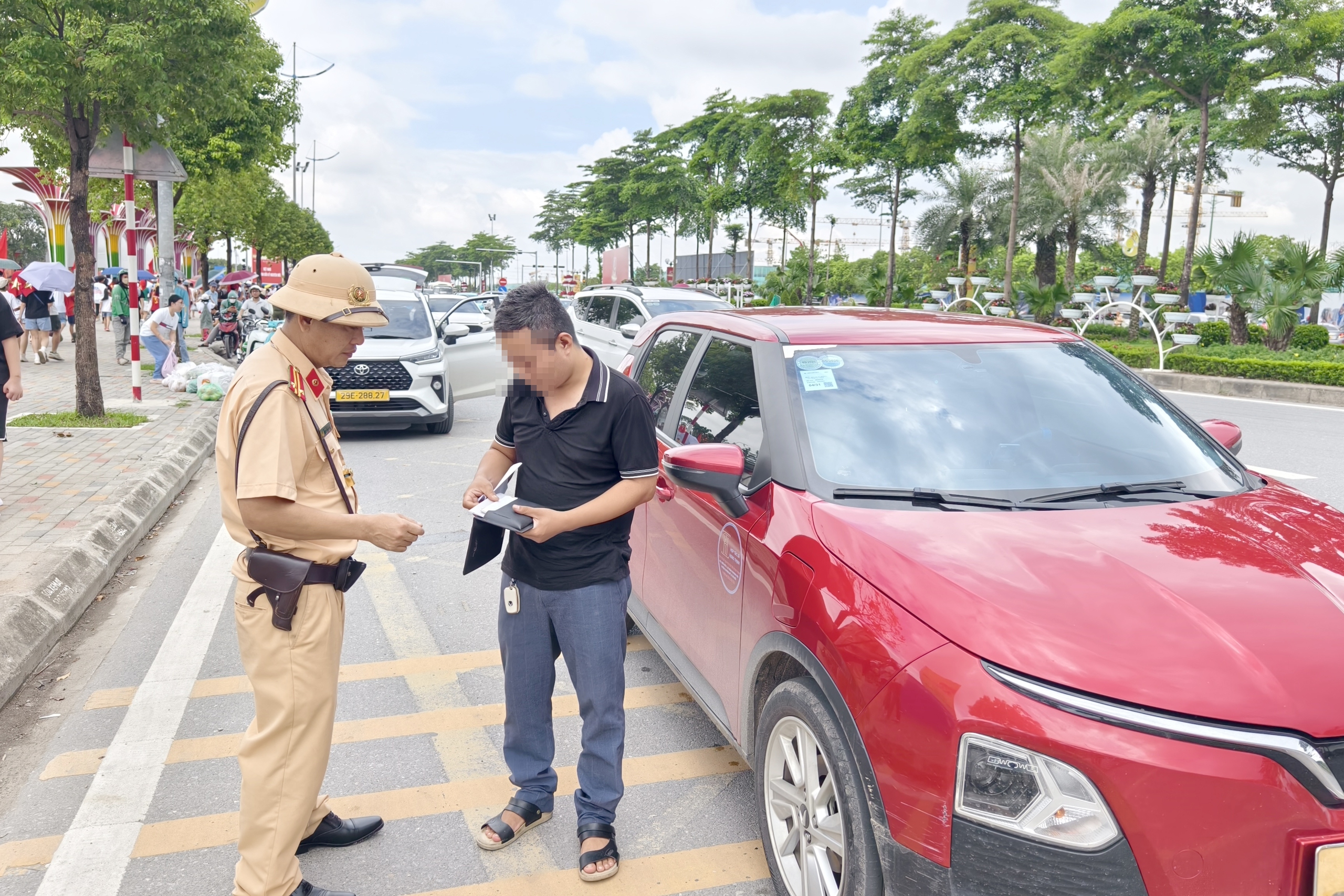 H&agrave;ng ngh&igrave;n &ocirc; t&ocirc; đổ về khu Triển l&atilde;m A80, CSGT d&ugrave;ng xe đặc chủng gọi loa chống &ugrave;n tắc- Ảnh 5.