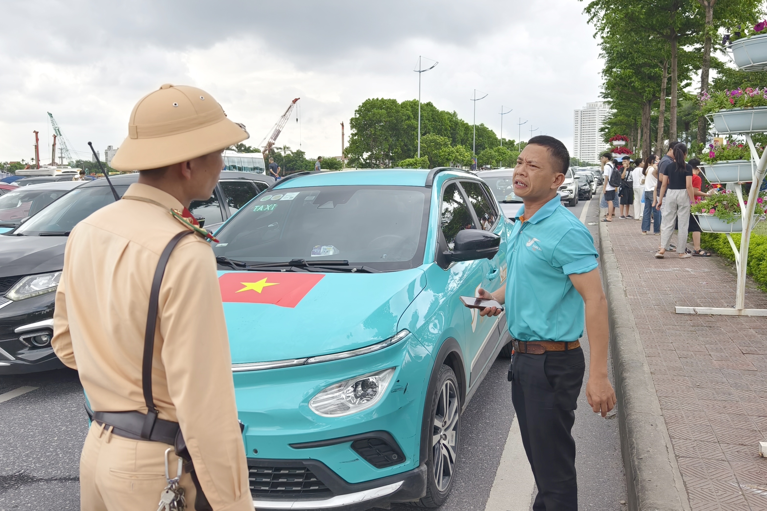 H&agrave;ng ngh&igrave;n &ocirc; t&ocirc; đổ về khu Triển l&atilde;m A80, CSGT d&ugrave;ng xe đặc chủng gọi loa chống &ugrave;n tắc- Ảnh 11.