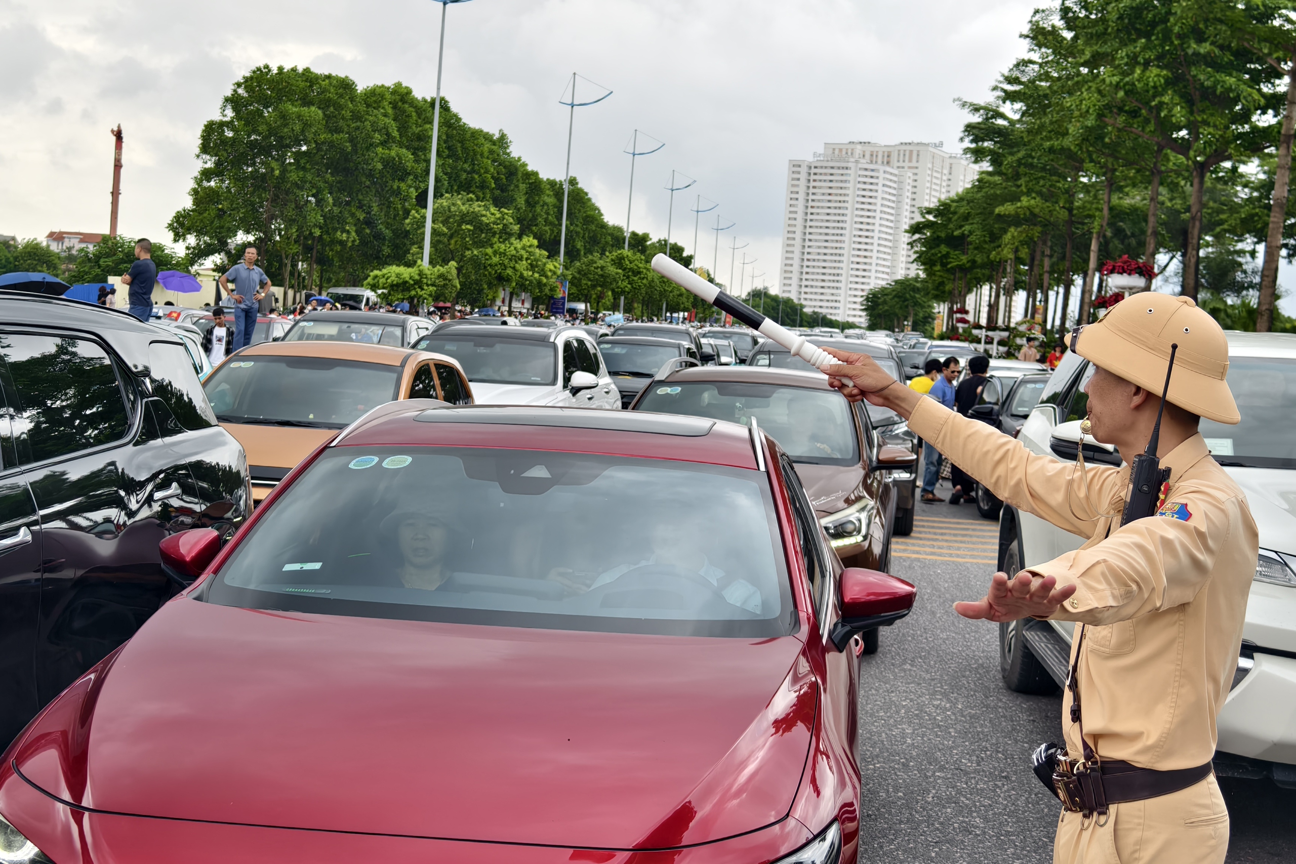 H&agrave;ng ngh&igrave;n &ocirc; t&ocirc; đổ về khu Triển l&atilde;m A80, CSGT d&ugrave;ng xe đặc chủng gọi loa chống &ugrave;n tắc- Ảnh 2.
