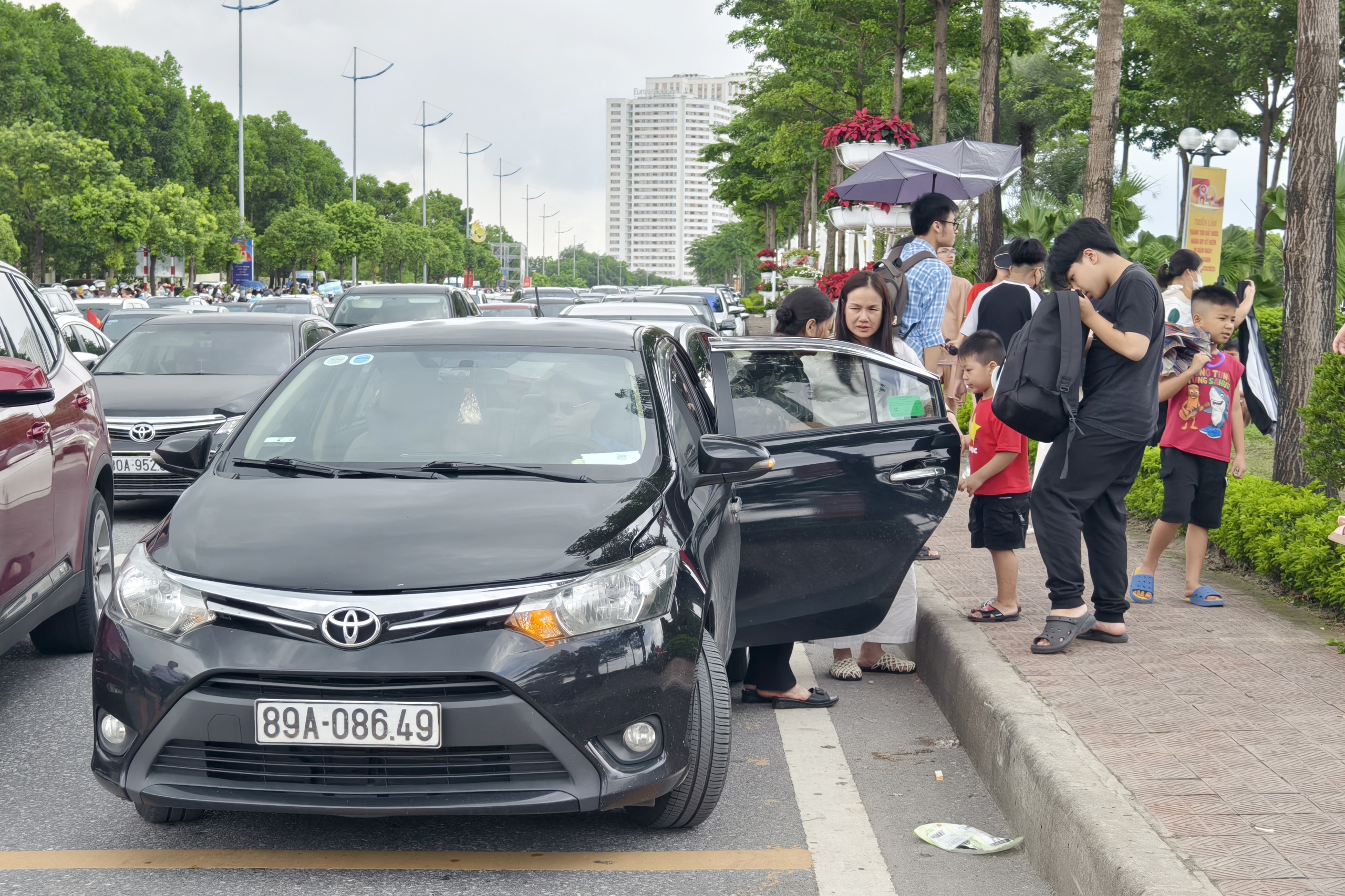 H&agrave;ng ngh&igrave;n &ocirc; t&ocirc; đổ về khu Triển l&atilde;m A80, CSGT d&ugrave;ng xe đặc chủng gọi loa chống &ugrave;n tắc- Ảnh 10.