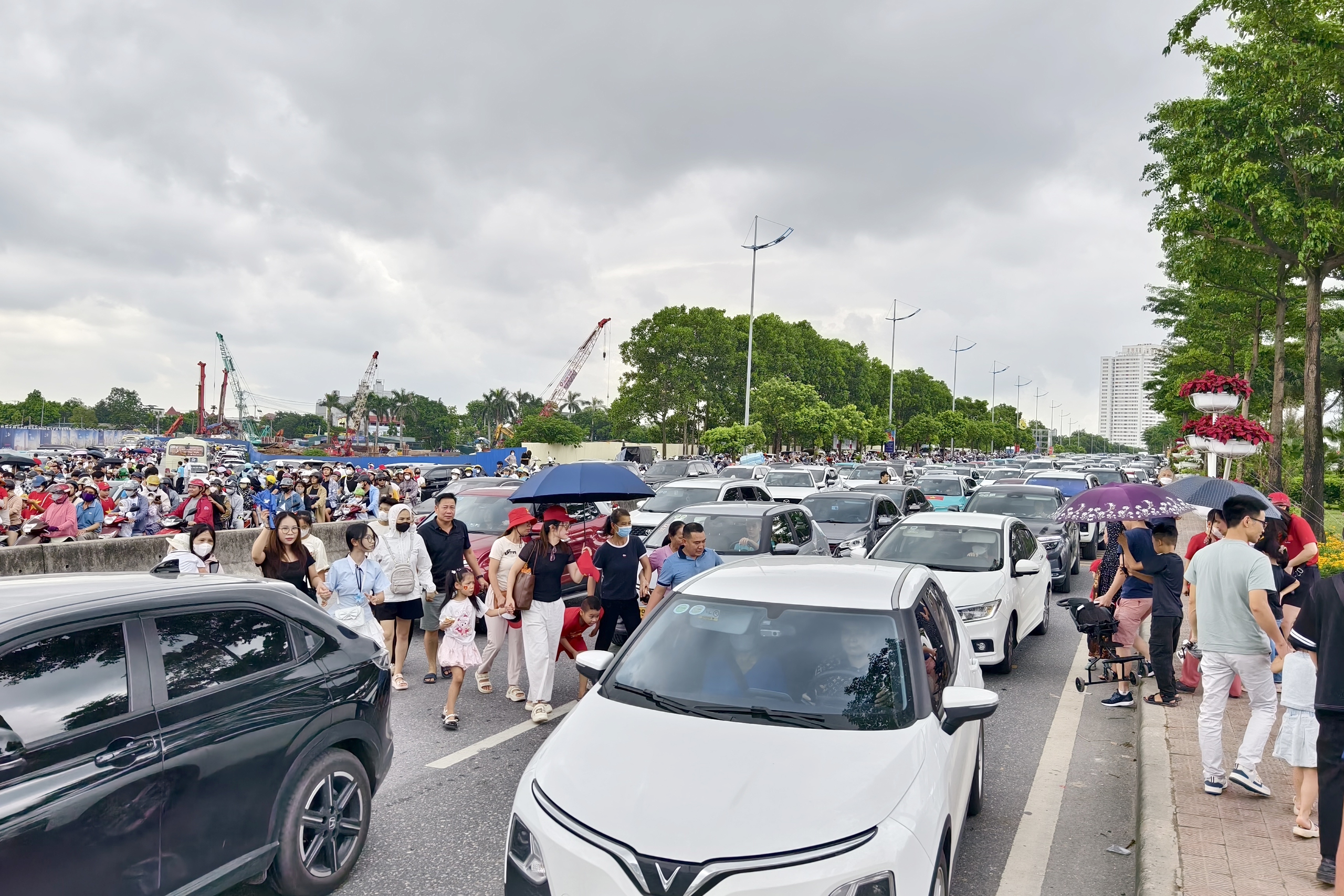 H&agrave;ng ngh&igrave;n &ocirc; t&ocirc; đổ về khu Triển l&atilde;m A80, CSGT d&ugrave;ng xe đặc chủng gọi loa chống &ugrave;n tắc- Ảnh 14.