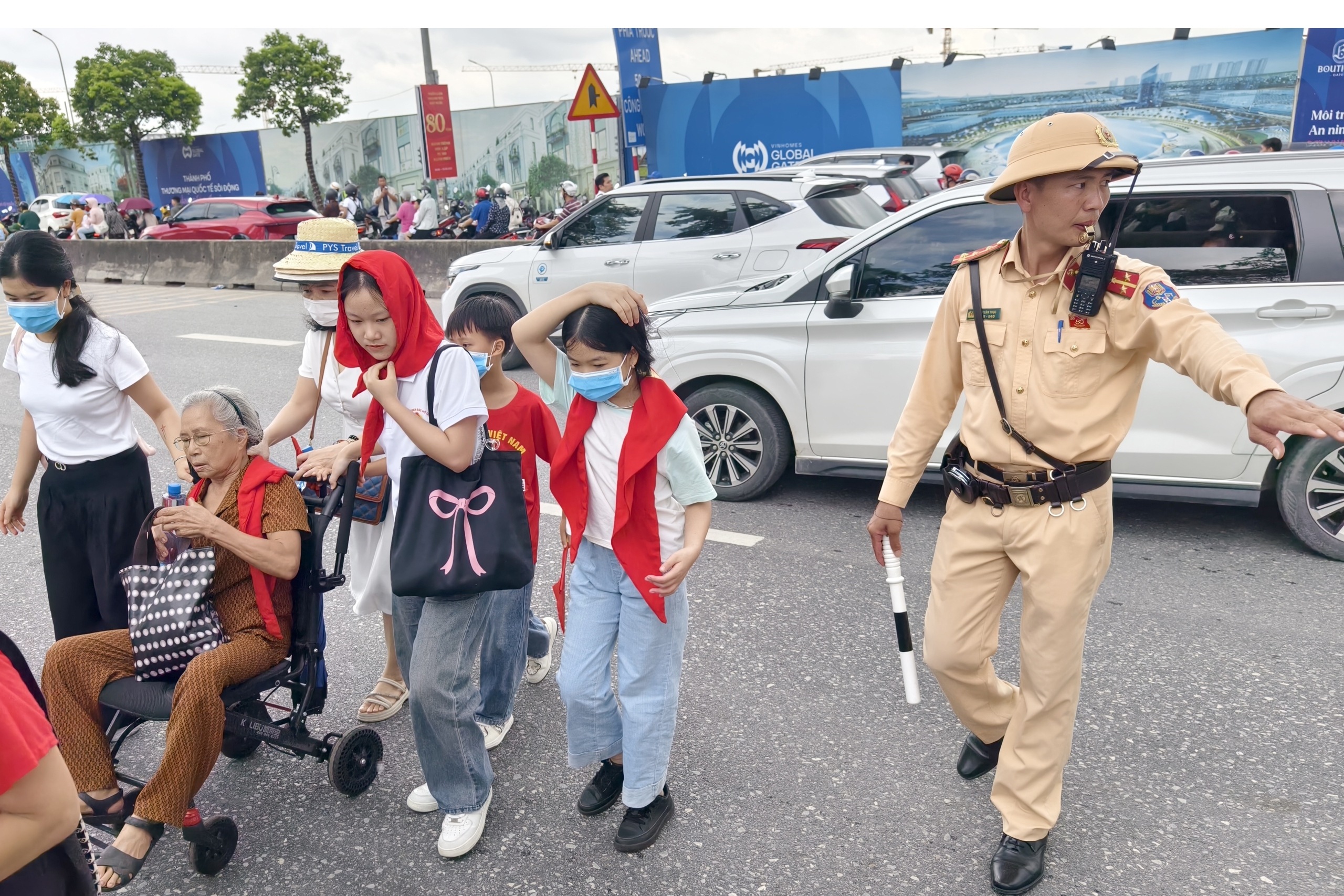 H&agrave;ng ngh&igrave;n &ocirc; t&ocirc; đổ về khu Triển l&atilde;m A80, CSGT d&ugrave;ng xe đặc chủng gọi loa chống &ugrave;n tắc- Ảnh 12.