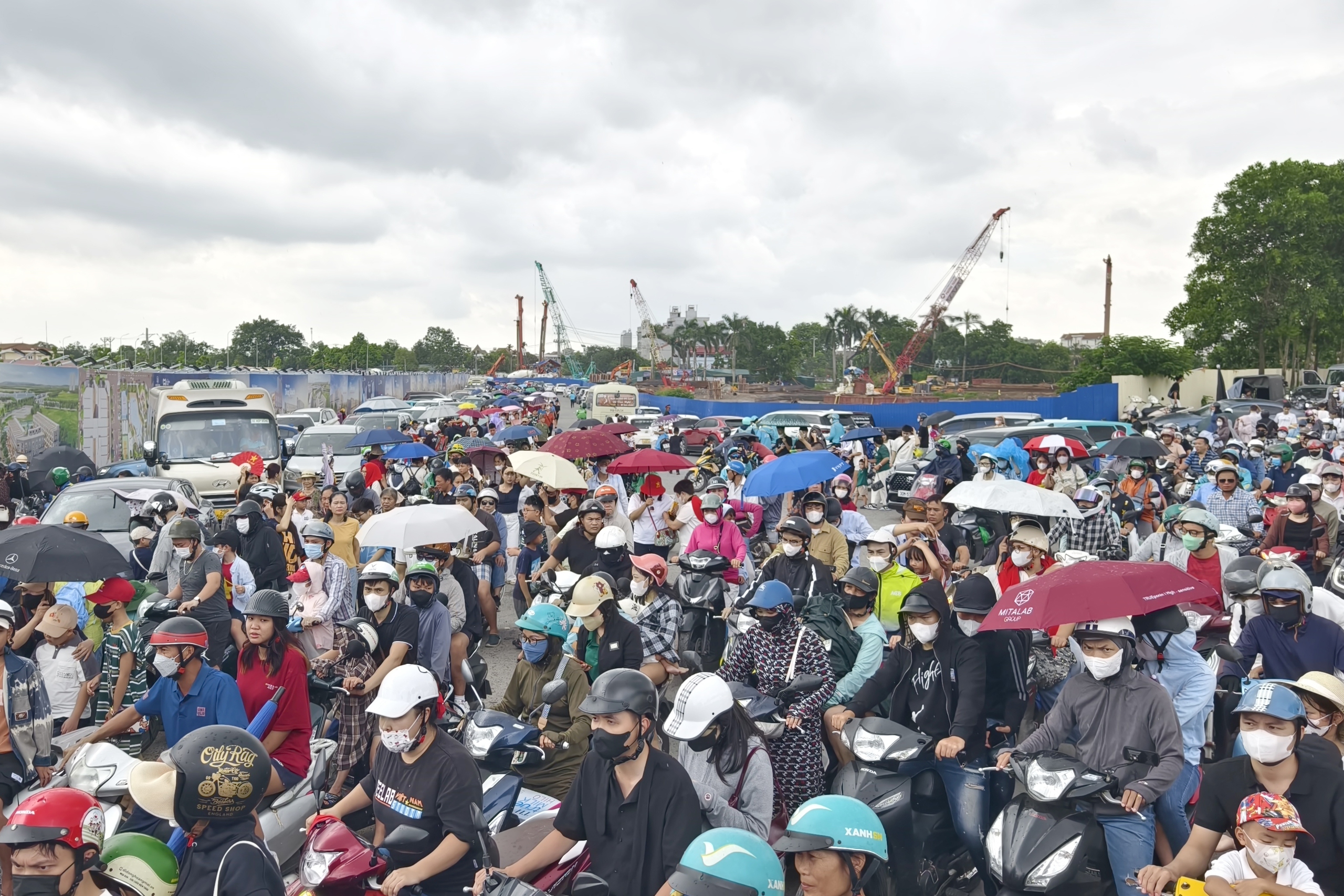 H&agrave;ng ngh&igrave;n &ocirc; t&ocirc; đổ về khu Triển l&atilde;m A80, CSGT d&ugrave;ng xe đặc chủng gọi loa chống &ugrave;n tắc- Ảnh 3.