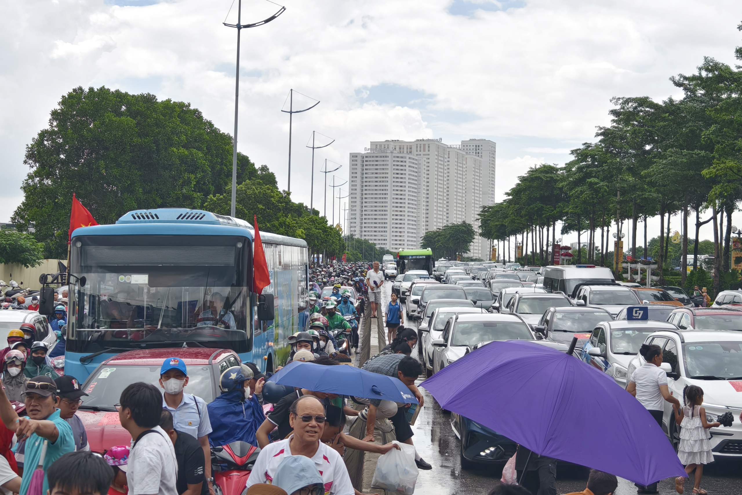 H&agrave;ng ngh&igrave;n &ocirc; t&ocirc; đổ về khu Triển l&atilde;m A80, CSGT d&ugrave;ng xe đặc chủng gọi loa chống &ugrave;n tắc- Ảnh 1.