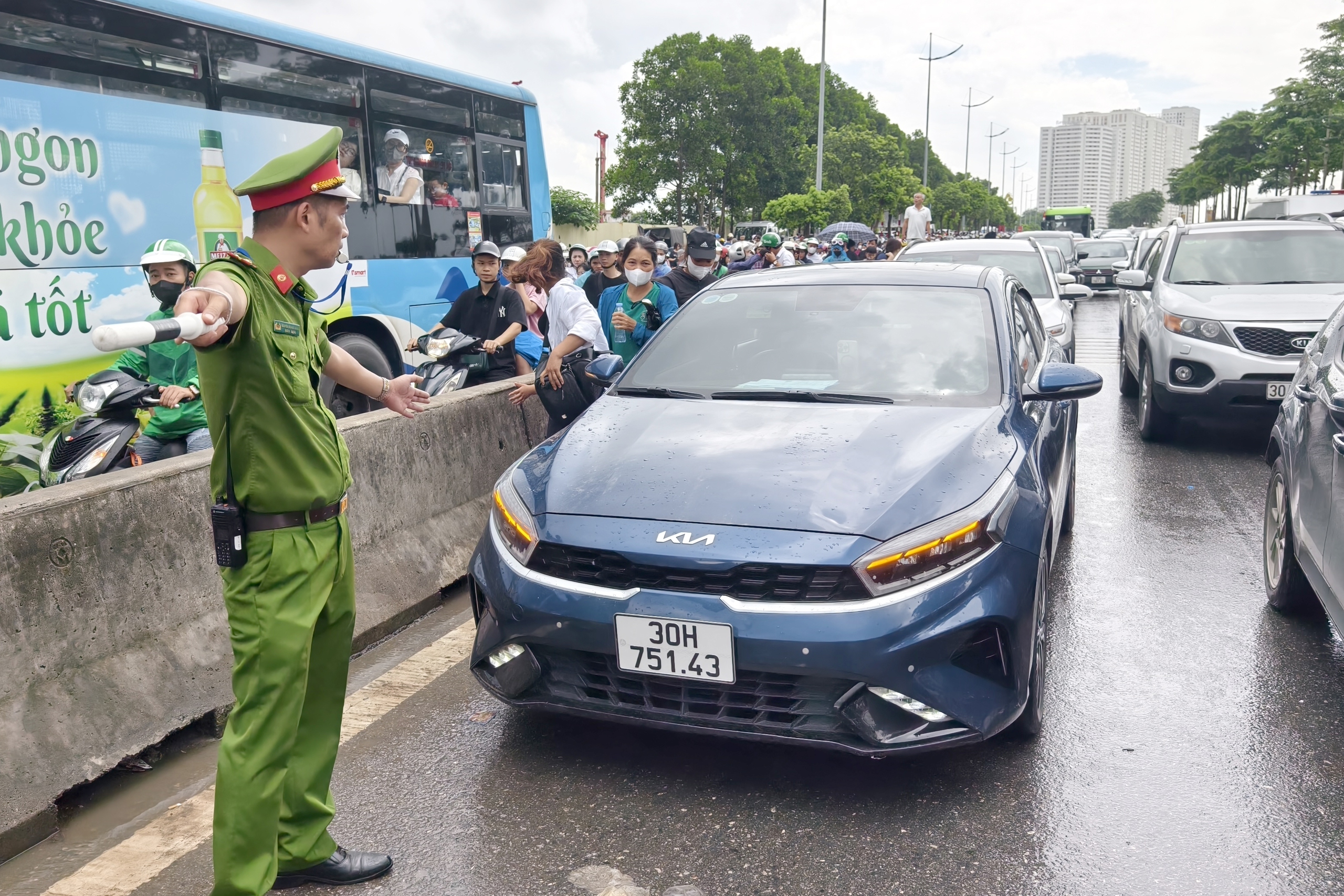 H&agrave;ng ngh&igrave;n &ocirc; t&ocirc; đổ về khu Triển l&atilde;m A80, CSGT d&ugrave;ng xe đặc chủng gọi loa chống &ugrave;n tắc- Ảnh 8.