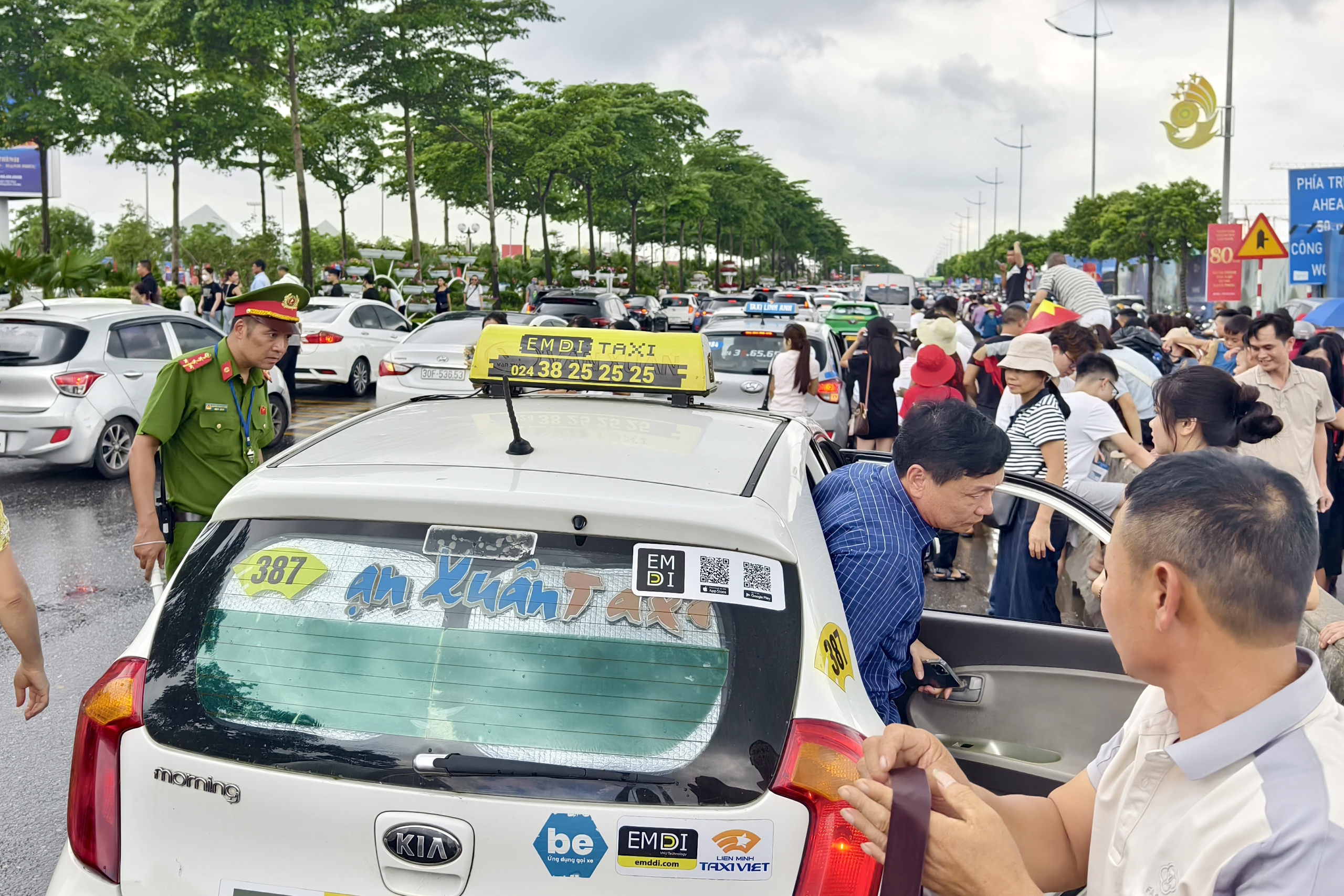 H&agrave;ng ngh&igrave;n &ocirc; t&ocirc; đổ về khu Triển l&atilde;m A80, CSGT d&ugrave;ng xe đặc chủng gọi loa chống &ugrave;n tắc- Ảnh 9.