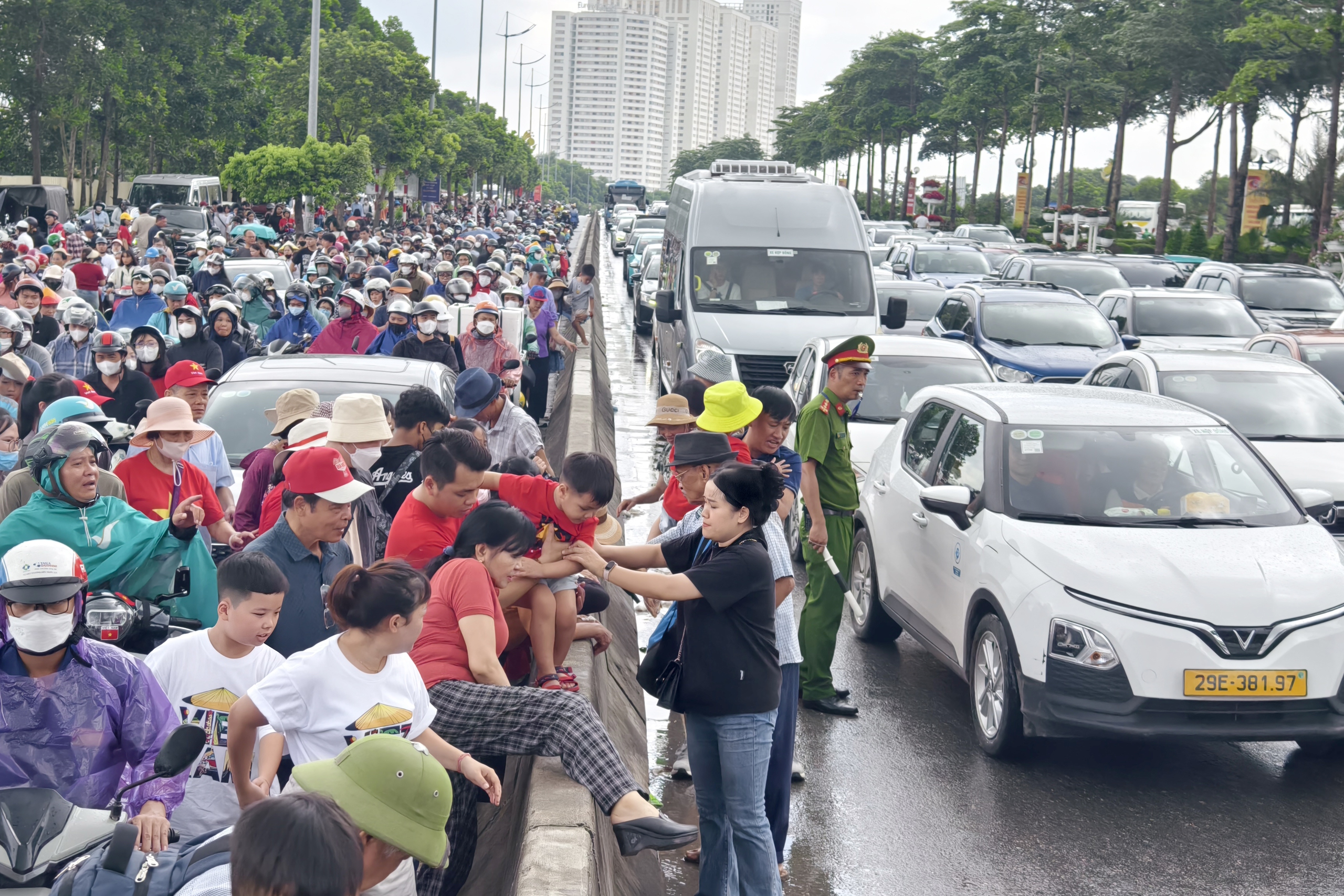 H&agrave;ng ngh&igrave;n &ocirc; t&ocirc; đổ về khu Triển l&atilde;m A80, CSGT d&ugrave;ng xe đặc chủng gọi loa chống &ugrave;n tắc- Ảnh 4.