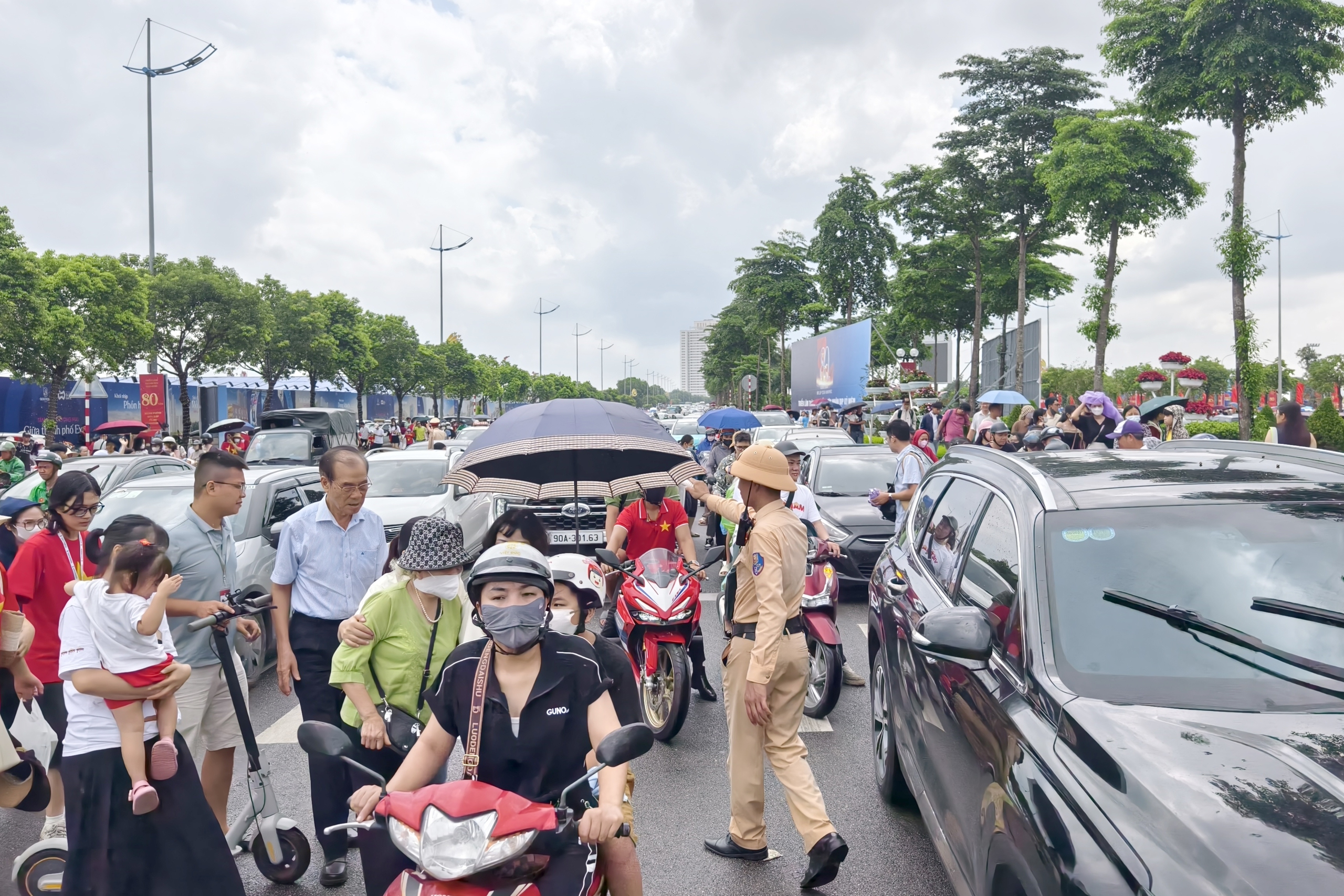 H&agrave;ng ngh&igrave;n &ocirc; t&ocirc; đổ về khu Triển l&atilde;m A80, CSGT d&ugrave;ng xe đặc chủng gọi loa chống &ugrave;n tắc- Ảnh 13.