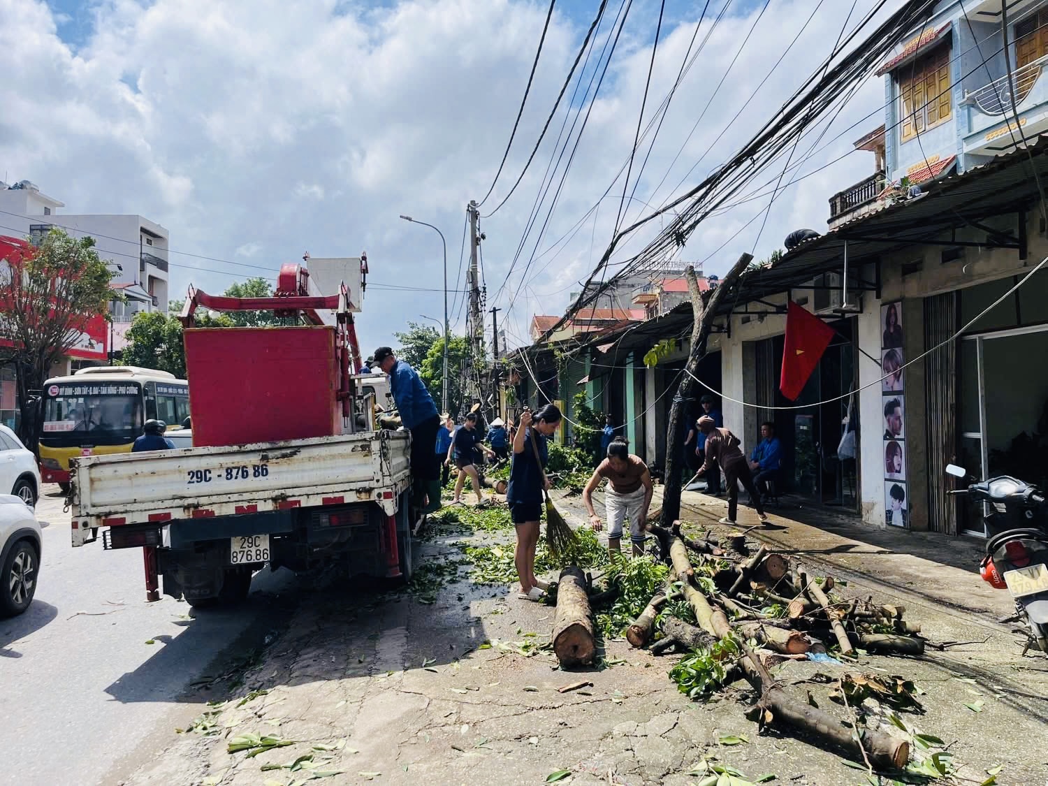 Hà Nội: Xã ven đô khắc phục hậu quả giông lốc khiến cây đổ ngổn ngang, nhà tốc mái- Ảnh 7. Hà Nội: Xã ven đô khắc phục hậu quả giông lốc khiến cây đổ ngổn ngang, nhà tốc mái- Ảnh 7.