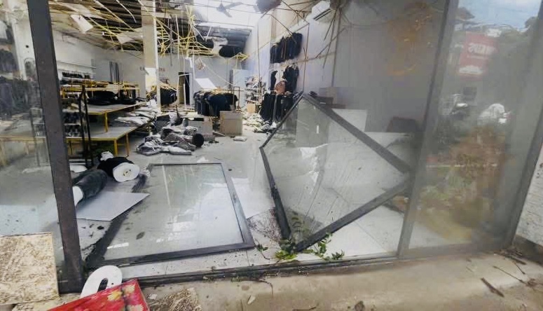 Hà Nội: Xã ven đô khắc phục hậu quả giông lốc khiến cây đổ ngổn ngang, nhà tốc mái- Ảnh 11. Hà Nội: Xã ven đô khắc phục hậu quả giông lốc khiến cây đổ ngổn ngang, nhà tốc mái- Ảnh 11.