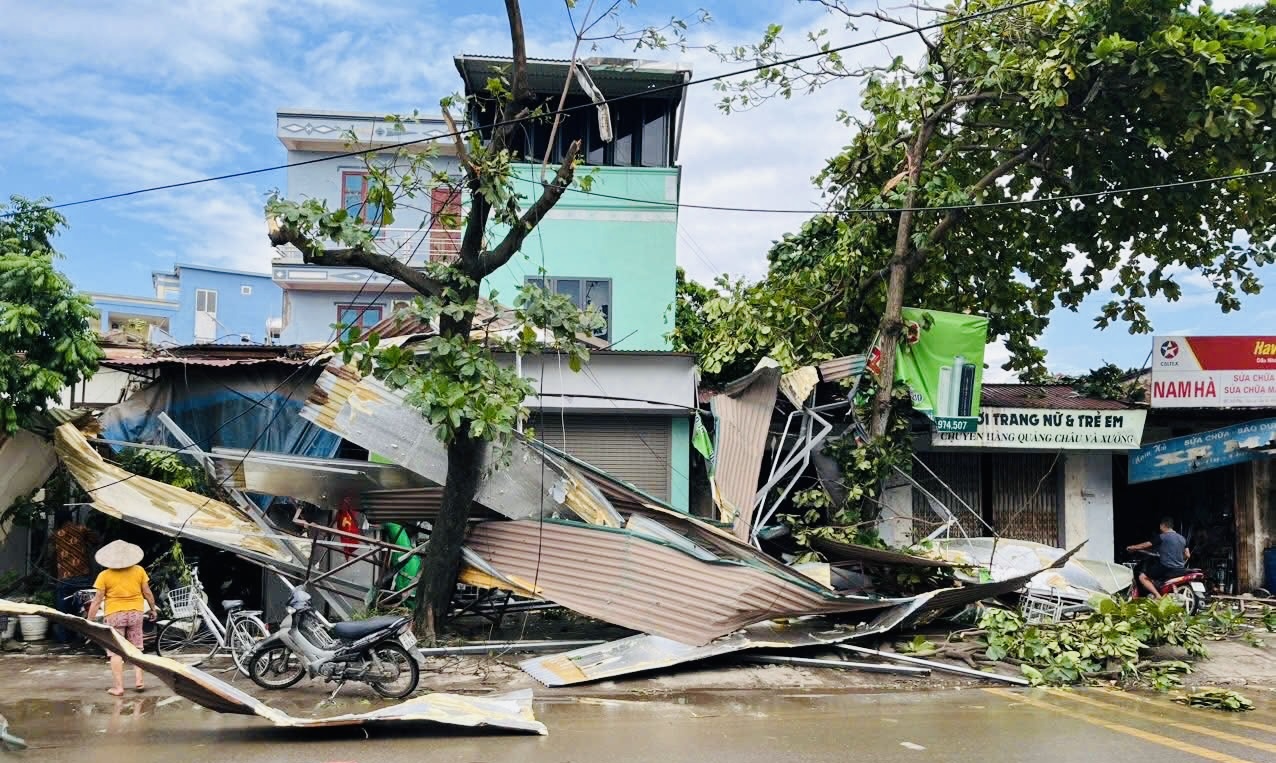 Hà Nội: Xã ven đô khắc phục hậu quả giông lốc khiến cây đổ ngổn ngang, nhà tốc mái- Ảnh 1. Hà Nội: Xã ven đô khắc phục hậu quả giông lốc khiến cây đổ ngổn ngang, nhà tốc mái- Ảnh 1.