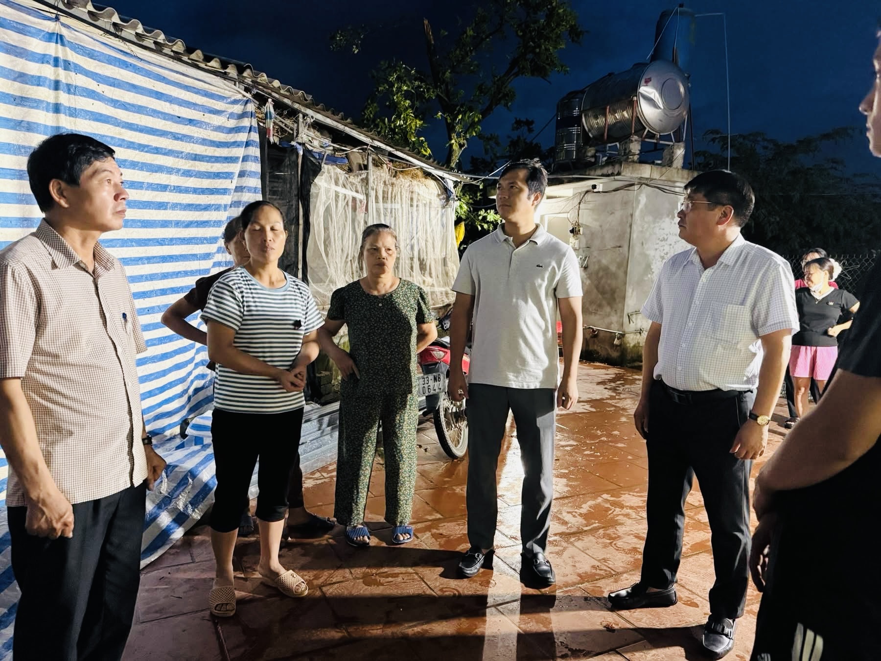 Hà Nội: Xã ven đô khắc phục hậu quả giông lốc khiến cây đổ ngổn ngang, nhà tốc mái- Ảnh 13. Hà Nội: Xã ven đô khắc phục hậu quả giông lốc khiến cây đổ ngổn ngang, nhà tốc mái- Ảnh 13.