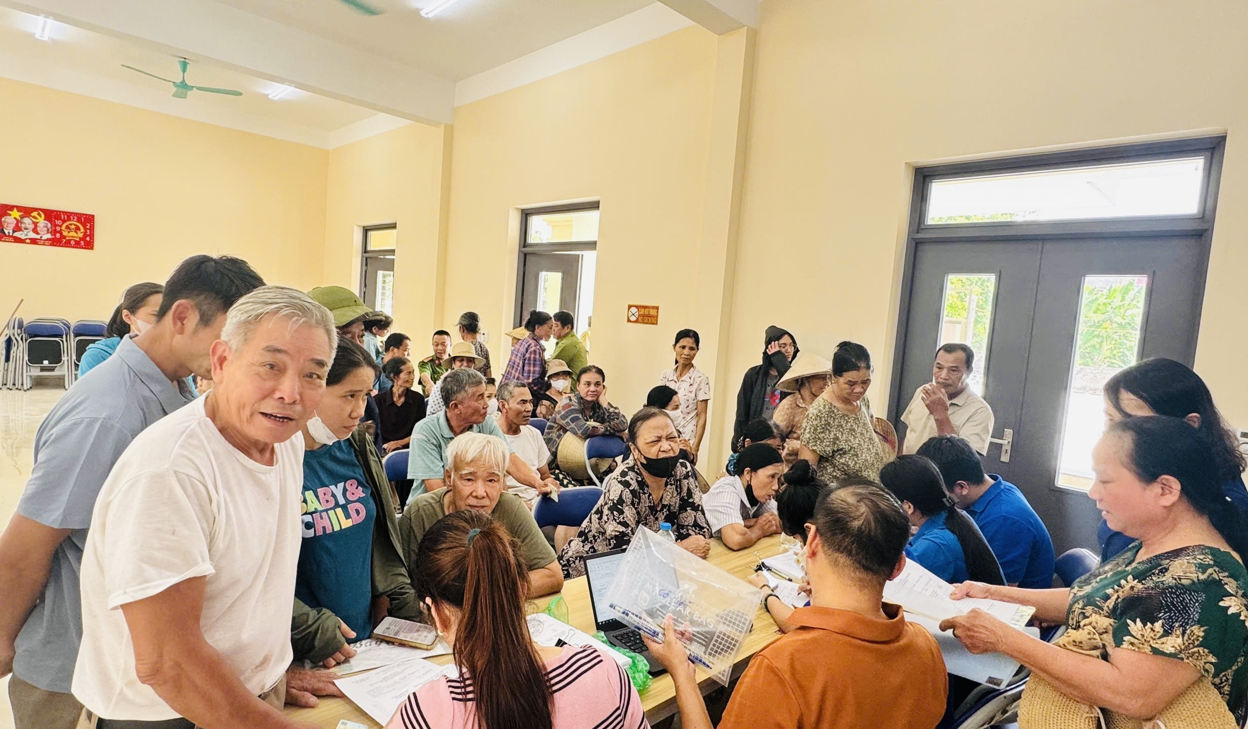 H&agrave; Nội: Người d&acirc;n nhiều x&atilde;, phường n&ocirc; nức nhận qu&agrave; Quốc kh&aacute;nh 2/9- Ảnh 4.