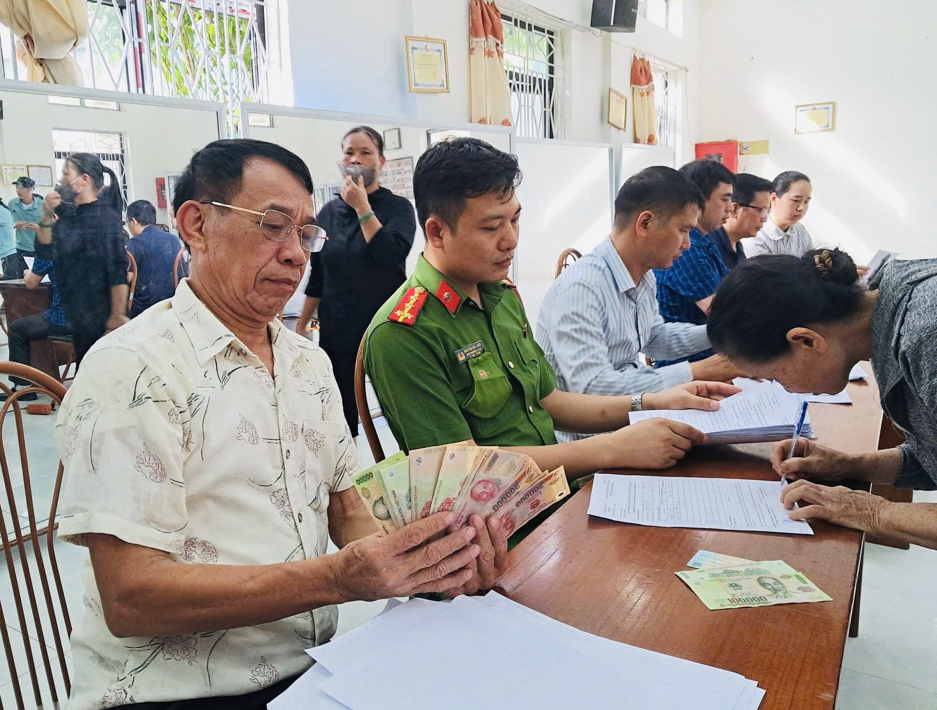 H&agrave; Nội: Người d&acirc;n nhiều x&atilde;, phường n&ocirc; nức nhận qu&agrave; Quốc kh&aacute;nh 2/9- Ảnh 7.