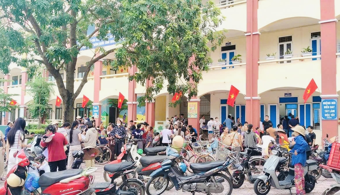 H&agrave; Nội: Người d&acirc;n nhiều x&atilde;, phường n&ocirc; nức nhận qu&agrave; Quốc kh&aacute;nh 2/9- Ảnh 1.