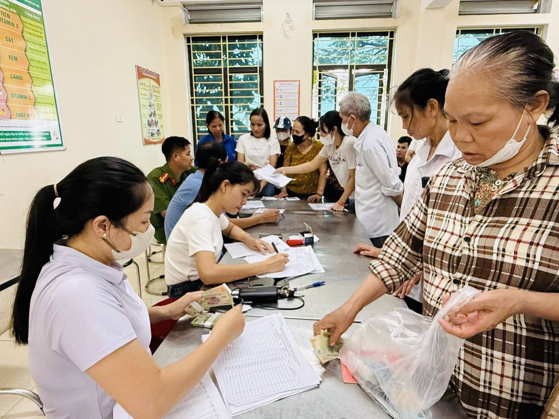 H&agrave; Nội: Người d&acirc;n nhiều x&atilde;, phường n&ocirc; nức nhận qu&agrave; Quốc kh&aacute;nh 2/9- Ảnh 2.