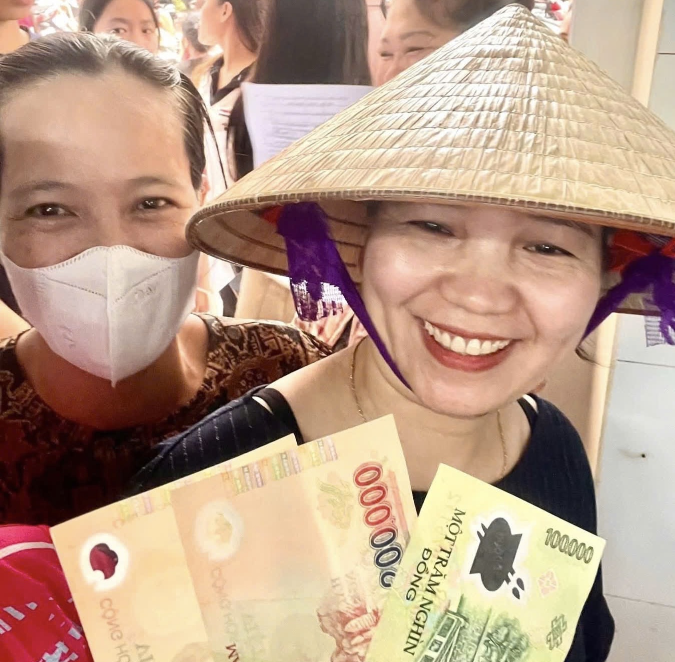 H&agrave; Nội: Người d&acirc;n nhiều x&atilde;, phường n&ocirc; nức nhận qu&agrave; Quốc kh&aacute;nh 2/9- Ảnh 3.