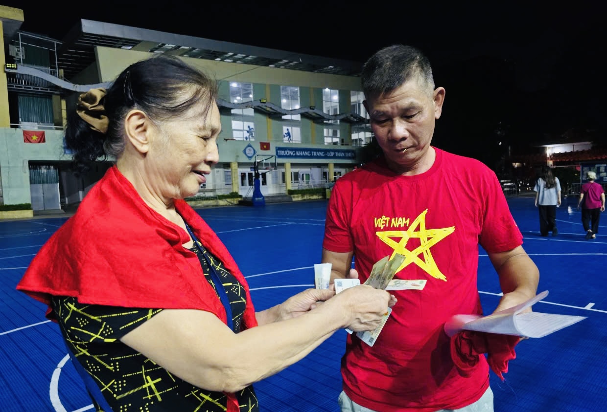 H&agrave; Nội: Người d&acirc;n nhiều x&atilde;, phường n&ocirc; nức nhận qu&agrave; Quốc kh&aacute;nh 2/9- Ảnh 14.