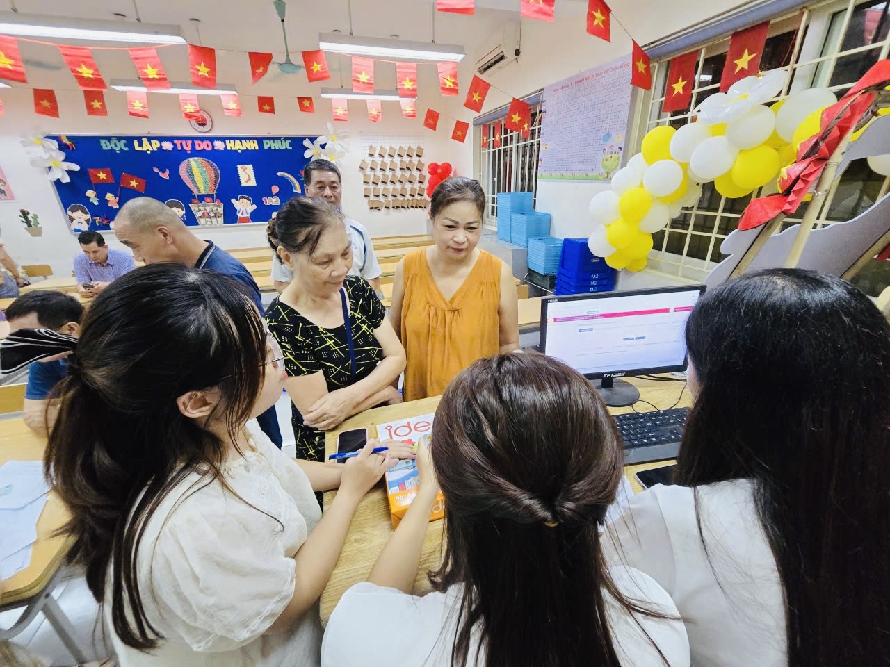 H&agrave; Nội: Người d&acirc;n nhiều x&atilde;, phường n&ocirc; nức nhận qu&agrave; Quốc kh&aacute;nh 2/9- Ảnh 11.