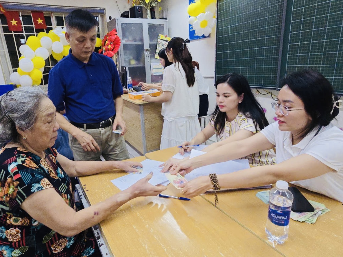 H&agrave; Nội: Người d&acirc;n nhiều x&atilde;, phường n&ocirc; nức nhận qu&agrave; Quốc kh&aacute;nh 2/9- Ảnh 12.