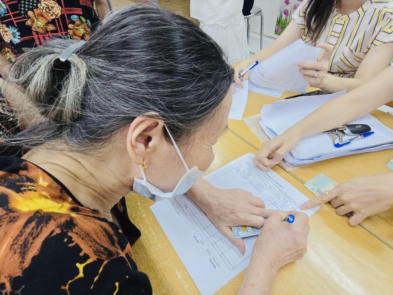 H&agrave; Nội: Người d&acirc;n nhiều x&atilde;, phường n&ocirc; nức nhận qu&agrave; Quốc kh&aacute;nh 2/9- Ảnh 13.