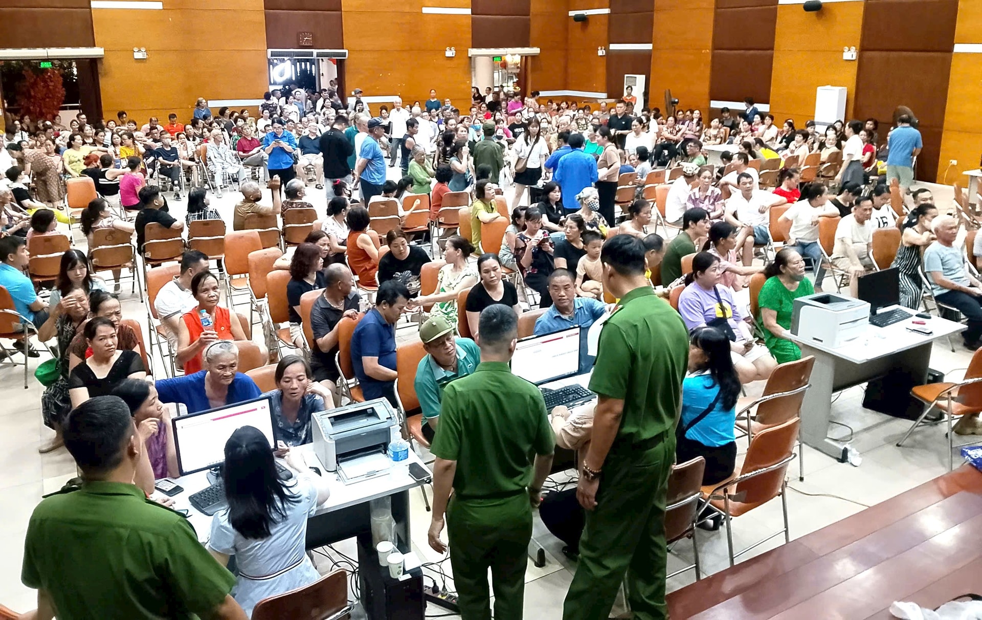 H&agrave; Nội: Người d&acirc;n nhiều x&atilde;, phường n&ocirc; nức nhận qu&agrave; Quốc kh&aacute;nh 2/9- Ảnh 15.