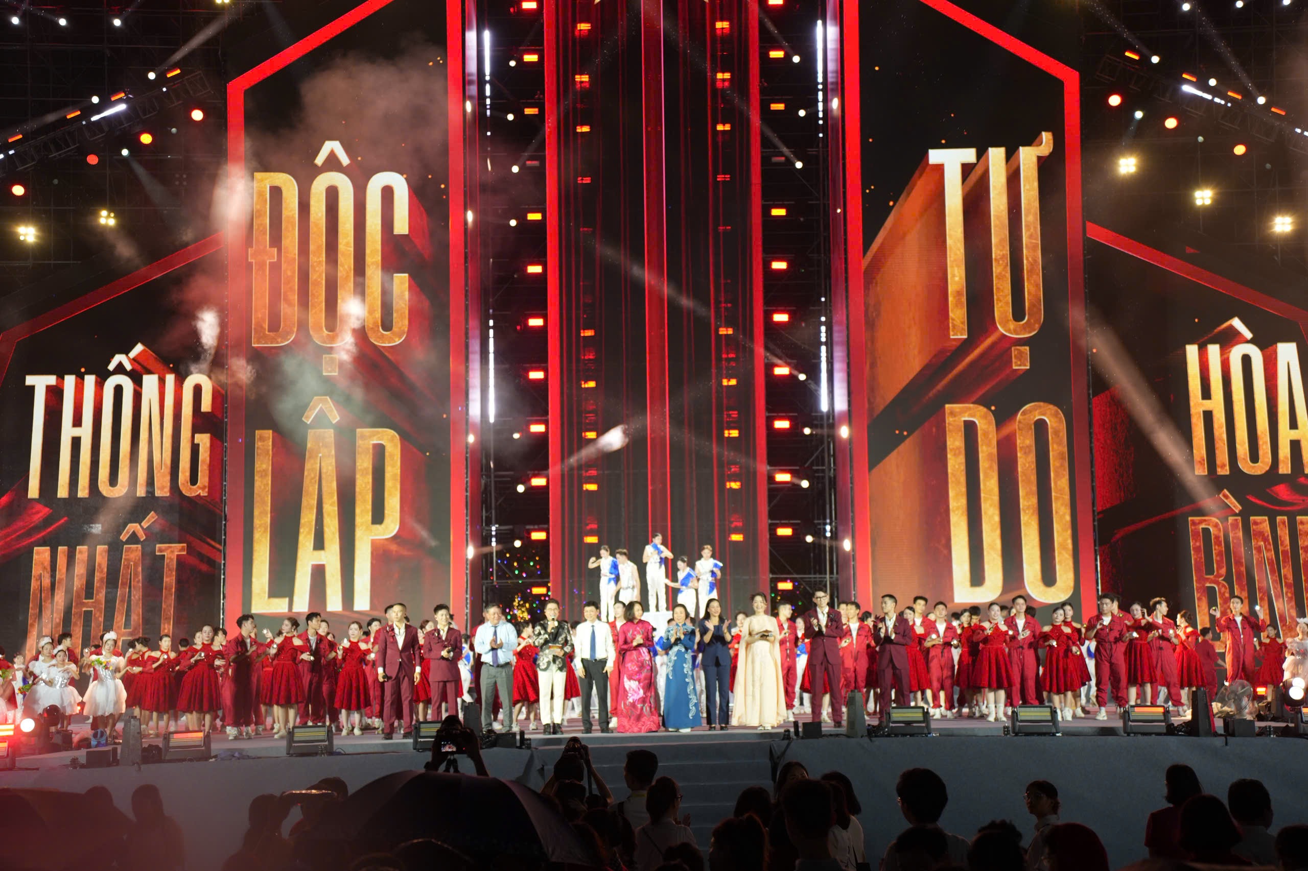 Chương trình nghệ thuật tái hiện Hà Nội văn hiến, hào hoa, khát vọng- Ảnh 1. Chương trình nghệ thuật tái hiện Hà Nội văn hiến, hào hoa, khát vọng- Ảnh 1.