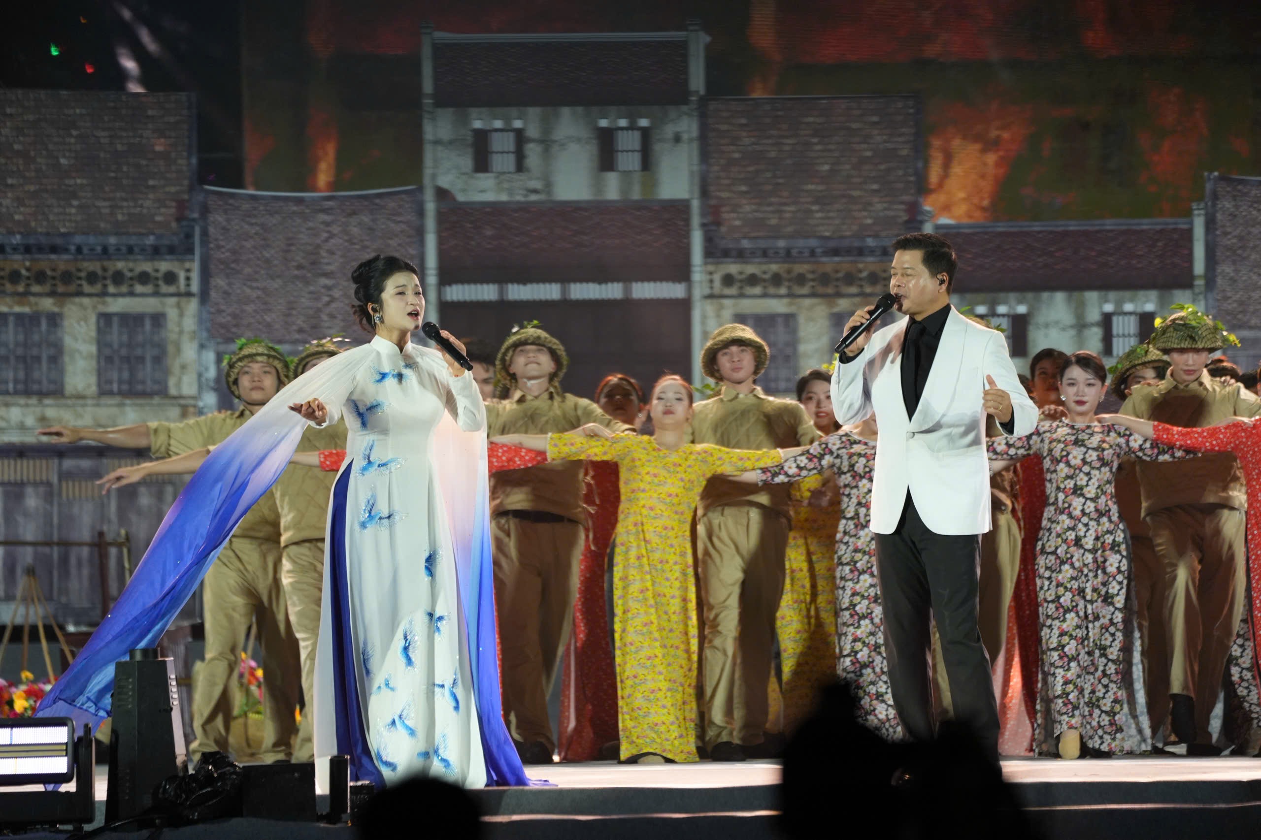 Chương trình nghệ thuật tái hiện Hà Nội văn hiến, hào hoa, khát vọng- Ảnh 3. Chương trình nghệ thuật tái hiện Hà Nội văn hiến, hào hoa, khát vọng- Ảnh 3.