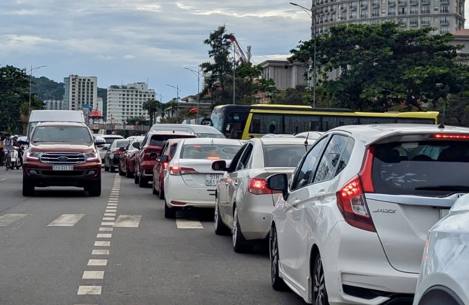 TP.HCM: Du khách đổ về Vũng Tàu, Long Hải, Hồ Tràm nghỉ lễ Quốc khánh 2/9- Ảnh 2. TP.HCM: Du khách đổ về Vũng Tàu, Long Hải, Hồ Tràm nghỉ lễ Quốc khánh 2/9- Ảnh 2.