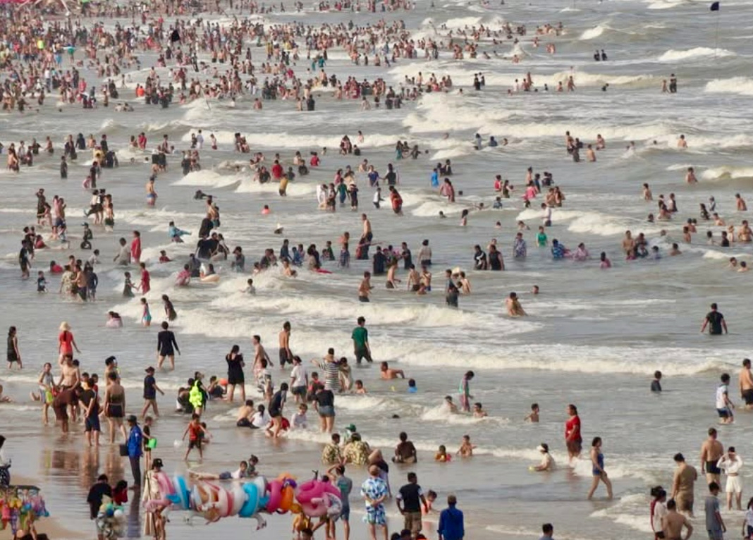 TP.HCM: Du khách đổ về Vũng Tàu, Long Hải, Hồ Tràm nghỉ lễ Quốc khánh 2/9- Ảnh 1. TP.HCM: Du khách đổ về Vũng Tàu, Long Hải, Hồ Tràm nghỉ lễ Quốc khánh 2/9- Ảnh 1.