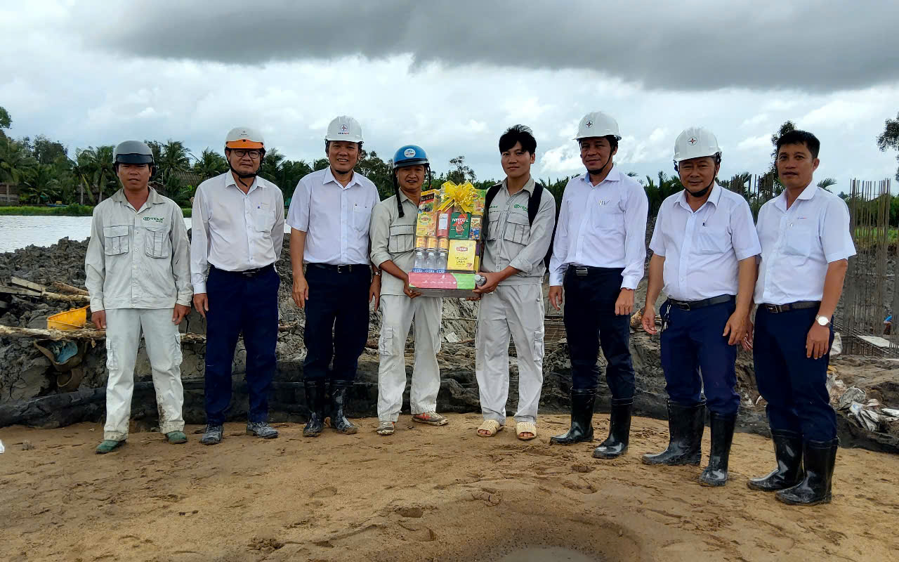 Xuy&ecirc;n lễ tr&ecirc;n c&ocirc;ng tr&igrave;nh điện: Những người thợ điện miền Nam giữ d&ograve;ng s&aacute;ng kh&ocirc;ng ngừng- Ảnh 4.