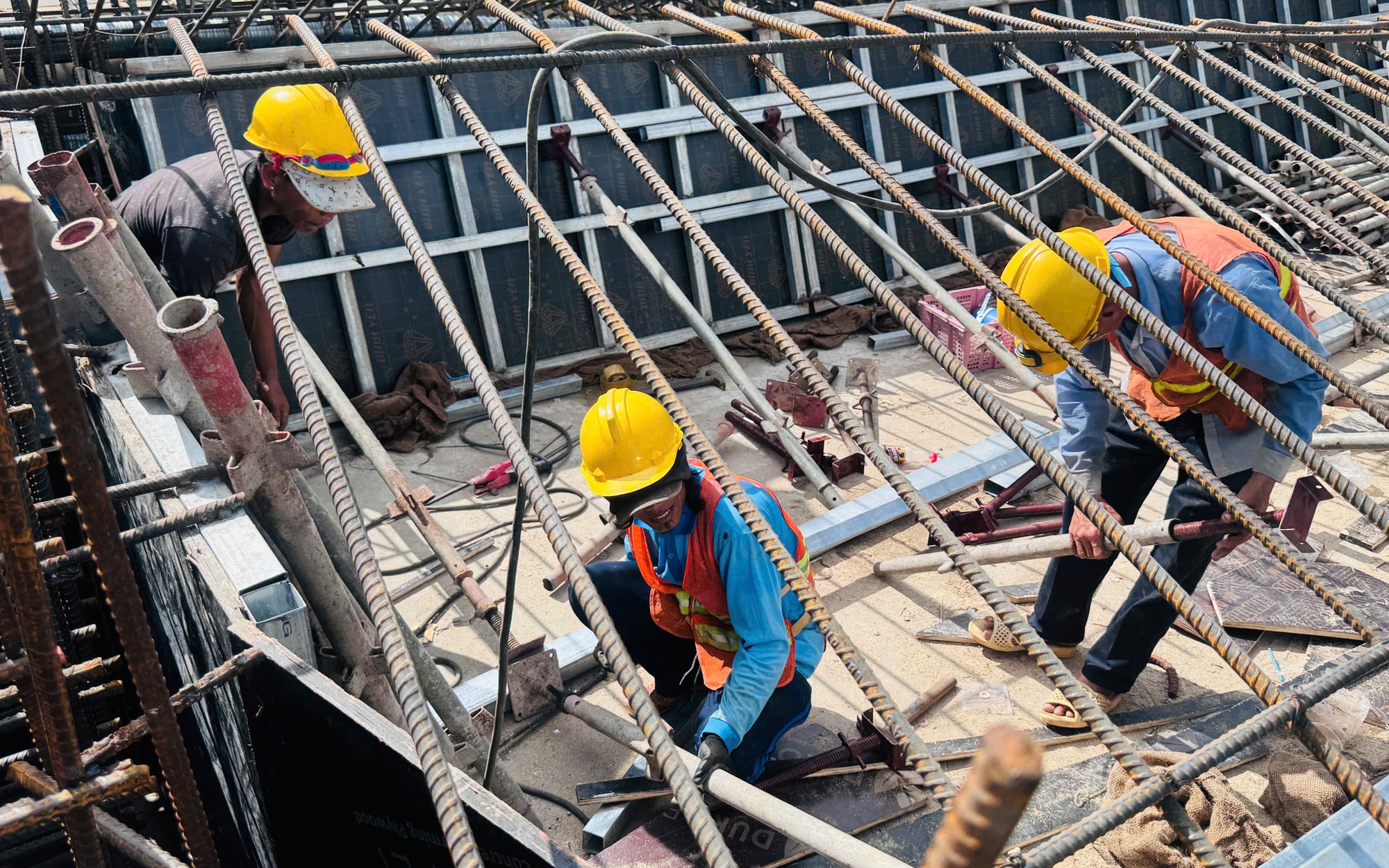 TP.HCM: C&ocirc;ng nh&acirc;n, kỹ sư thi c&ocirc;ng xuy&ecirc;n lễ tại n&uacute;t giao An Ph&uacute;