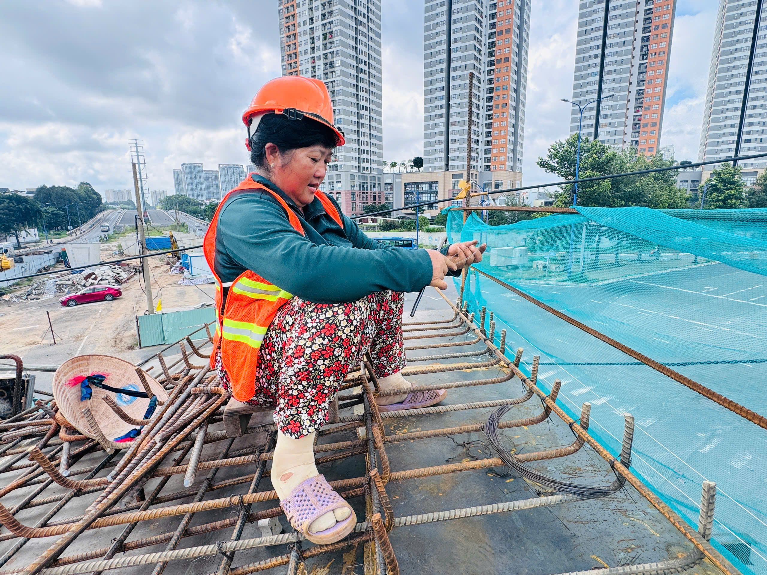 TP.HCM: C&ocirc;ng nh&acirc;n, kỹ sư thi c&ocirc;ng xuy&ecirc;n lễ tại n&uacute;t giao An Ph&uacute;- Ảnh 7.
