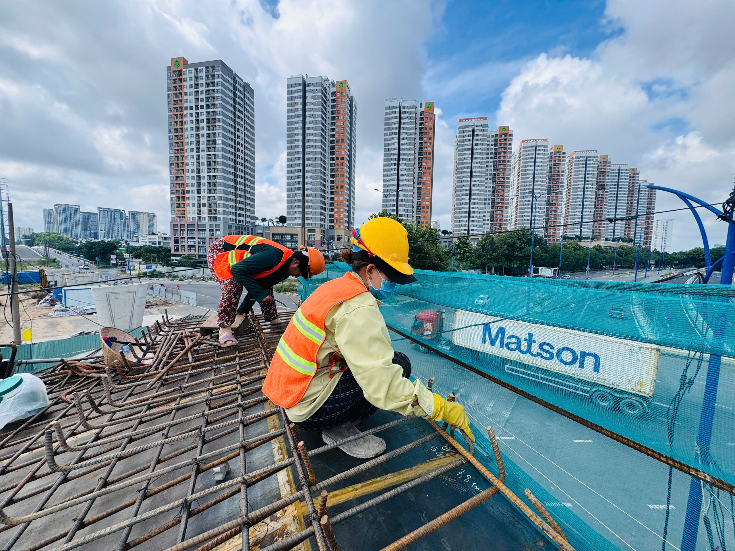 TP.HCM: C&ocirc;ng nh&acirc;n, kỹ sư thi c&ocirc;ng xuy&ecirc;n lễ tại n&uacute;t giao An Ph&uacute;- Ảnh 10.