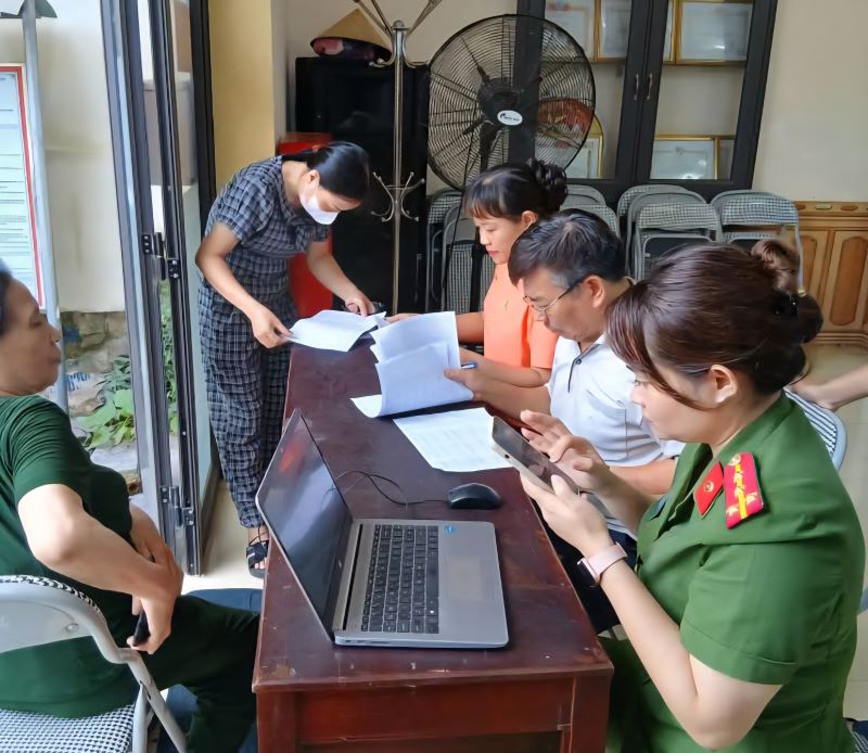 Cụ ông 92 tuổi ở Thanh Hóa vui mừng nhận quà Quốc khánh- Ảnh 1. Cụ ông 92 tuổi ở Thanh Hóa vui mừng nhận quà Quốc khánh- Ảnh 1.