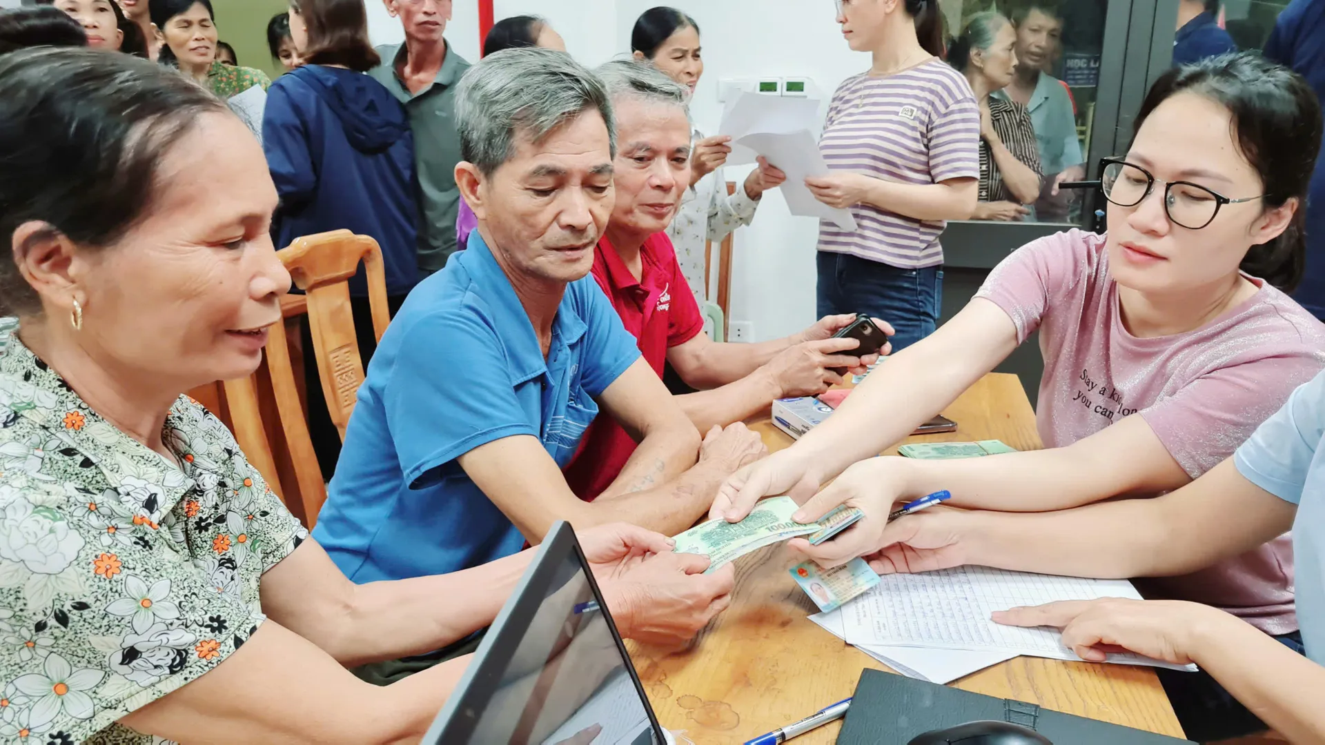 H&agrave; Nội: Người d&acirc;n nhiều x&atilde;, phường n&ocirc; nức nhận qu&agrave; Quốc kh&aacute;nh 2/9- Ảnh 20.